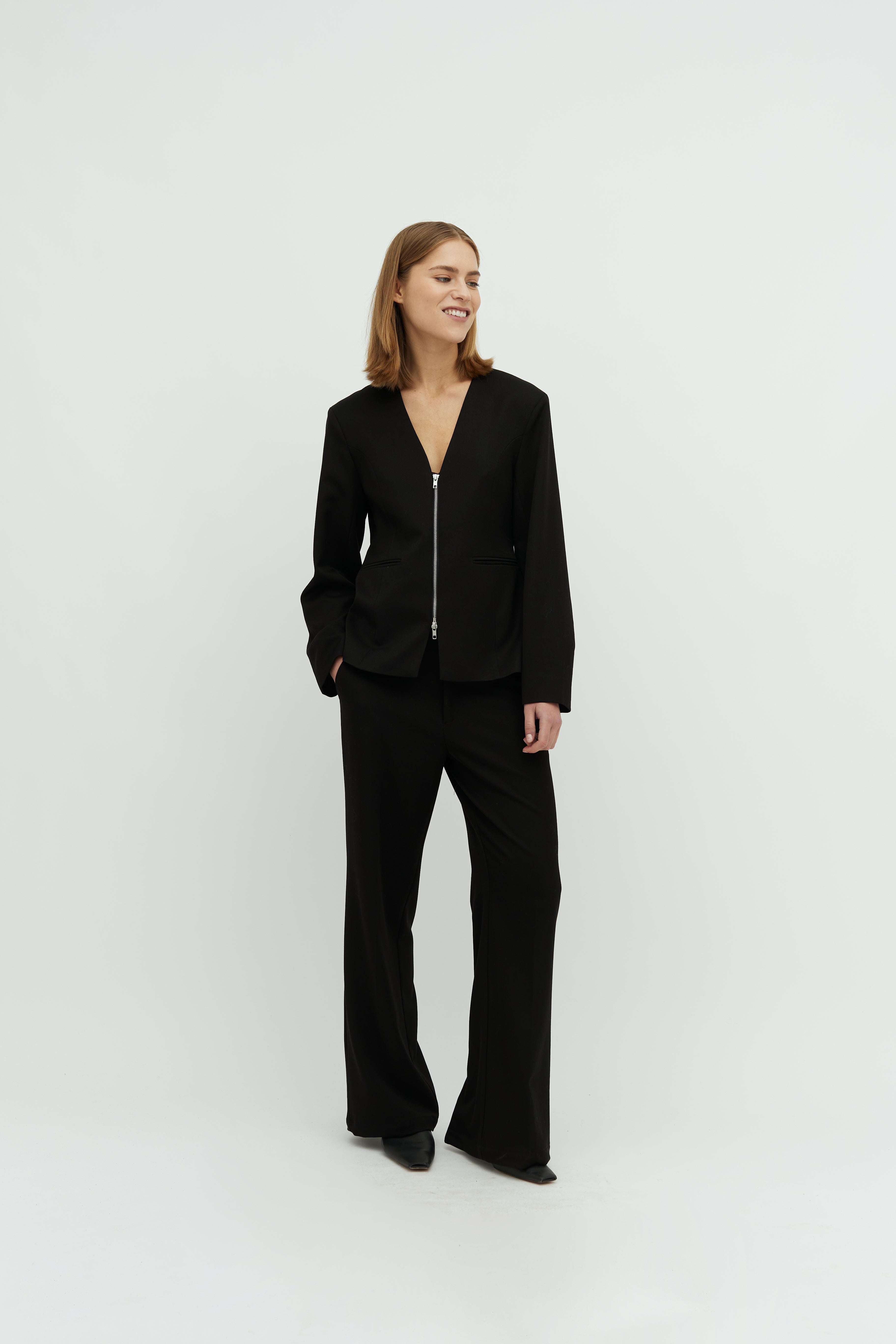 Caya-M_Black_Model_0