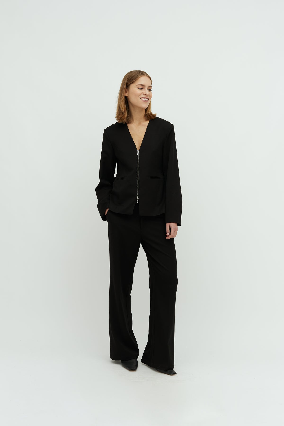 Caya-M_Black_Model_0