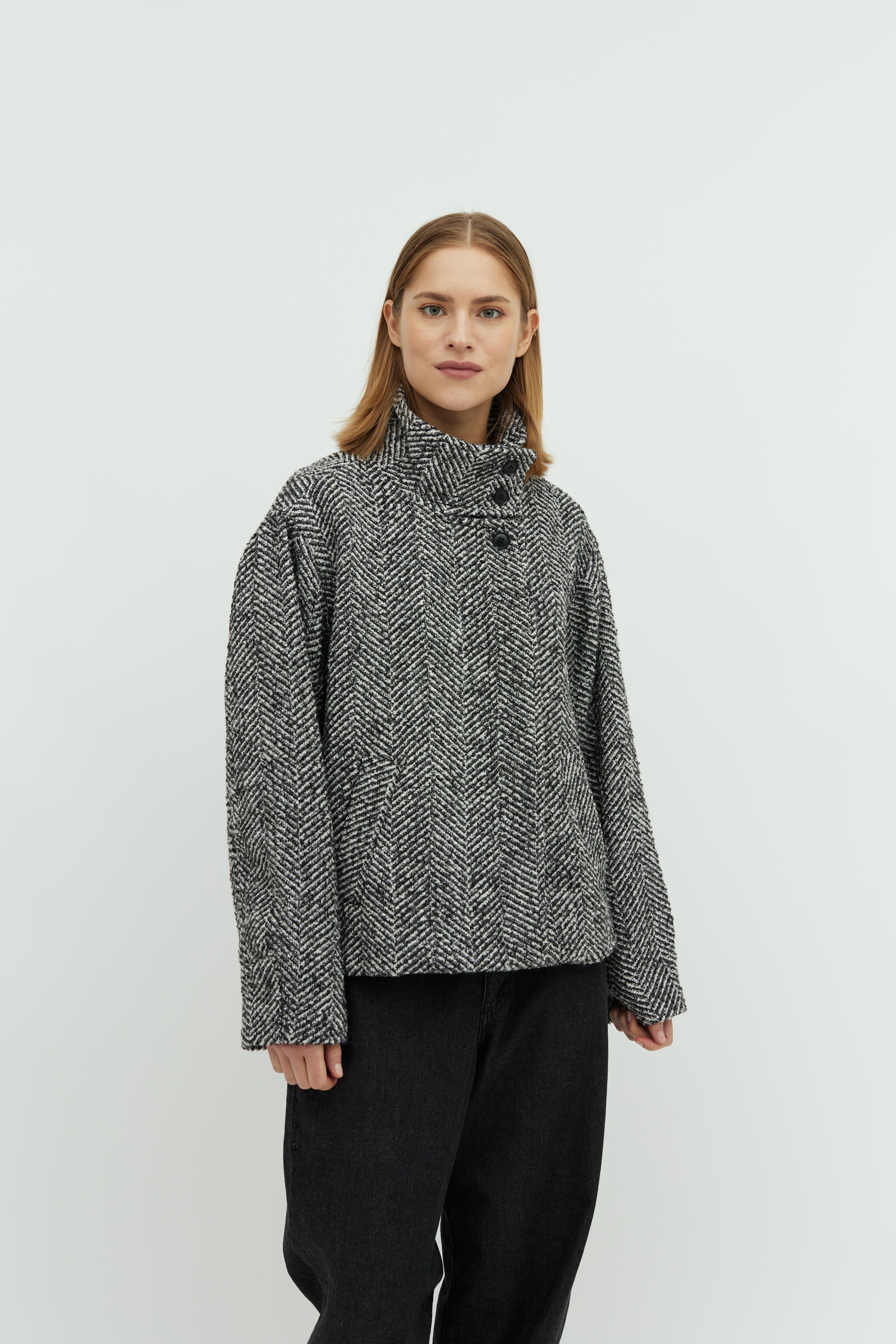 Makaia-M_Grey Herringbone_Model_1