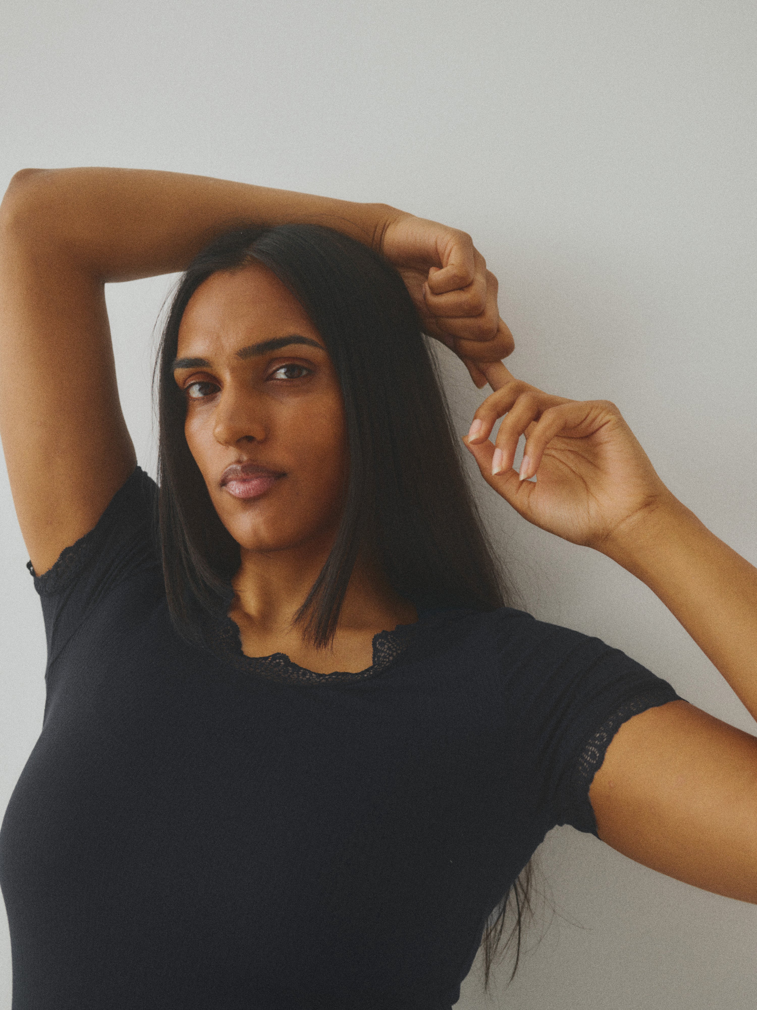 Emera-M_Black_Image_