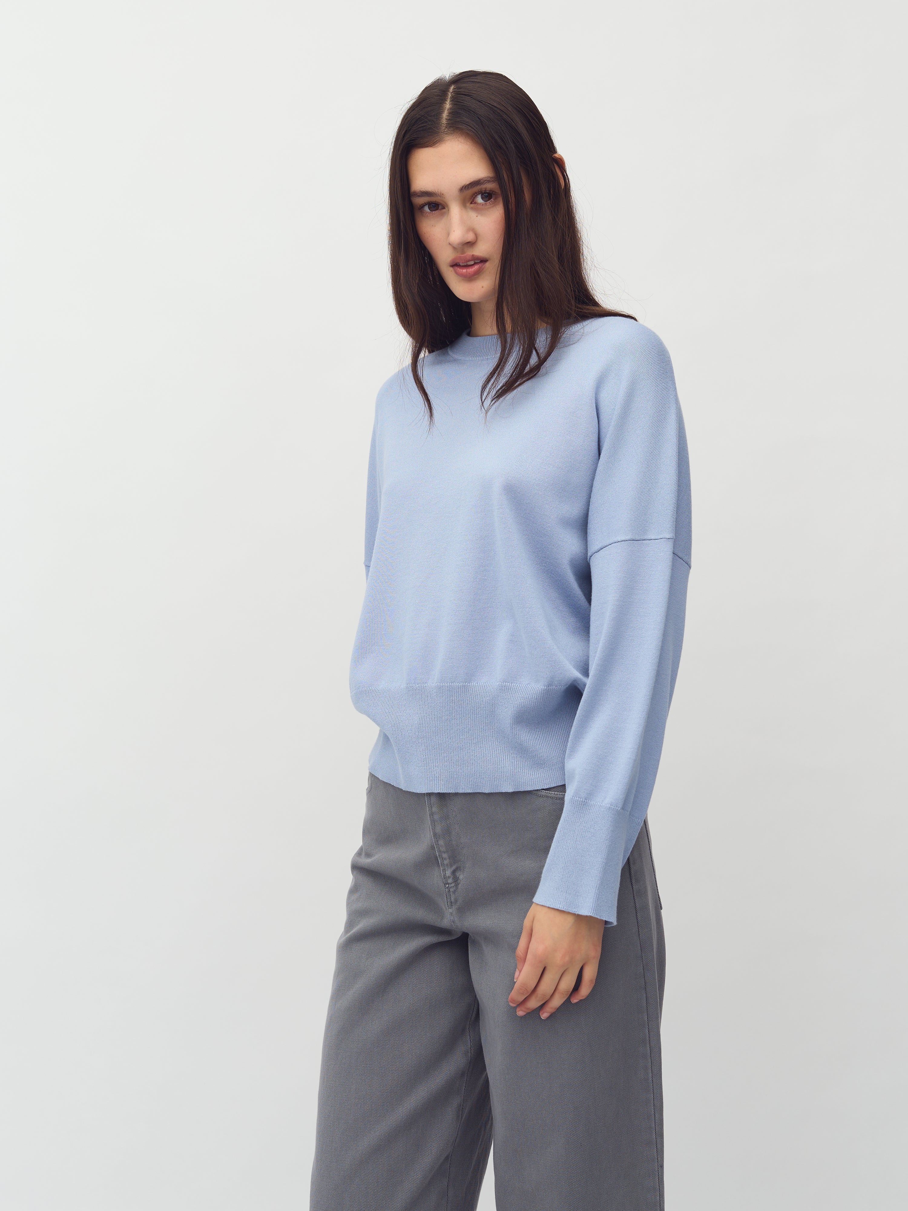 Gillian-M_Steel Blue_Model_