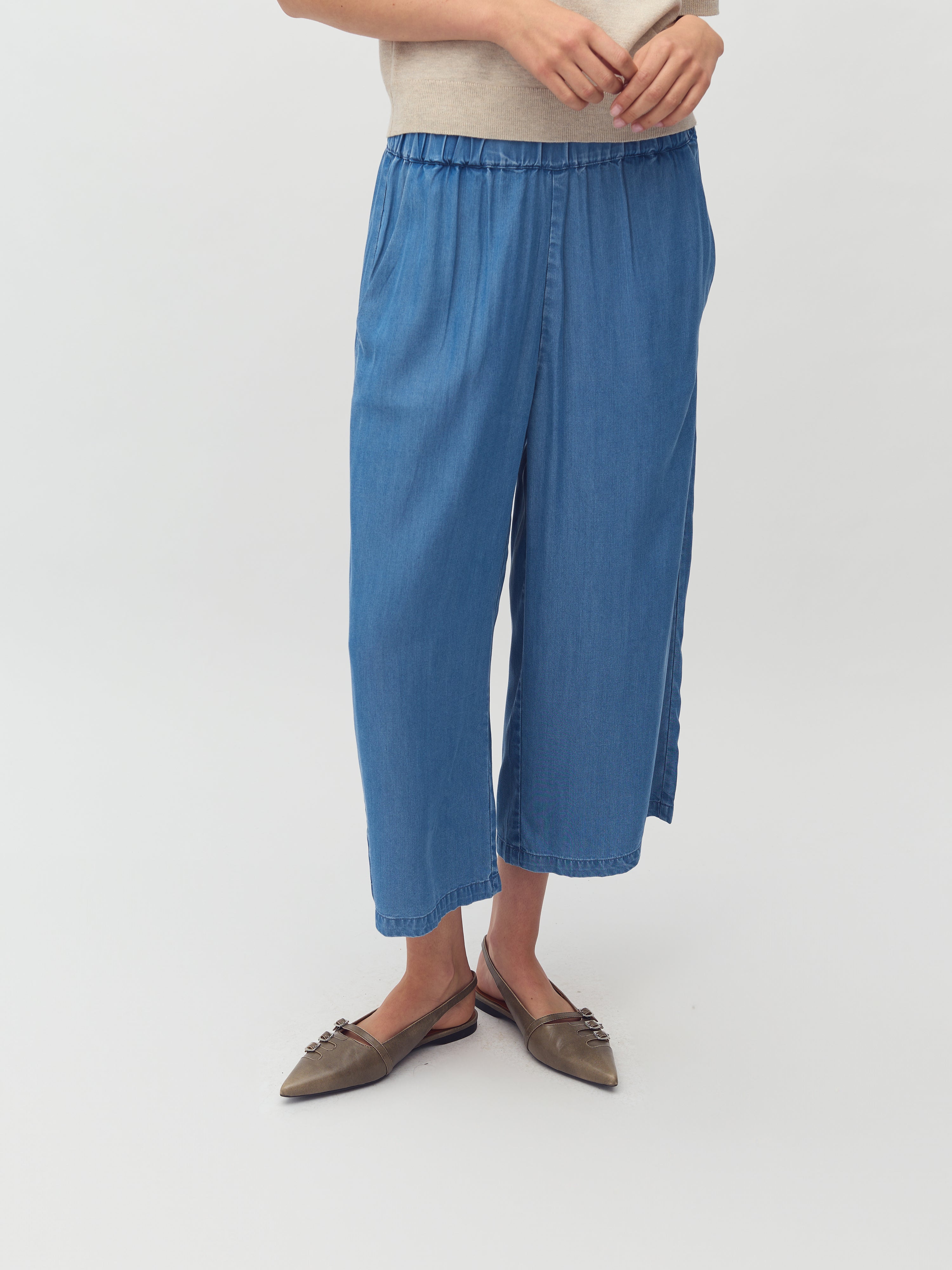 Anjelica-M_Mid Vintage Wash_Model_