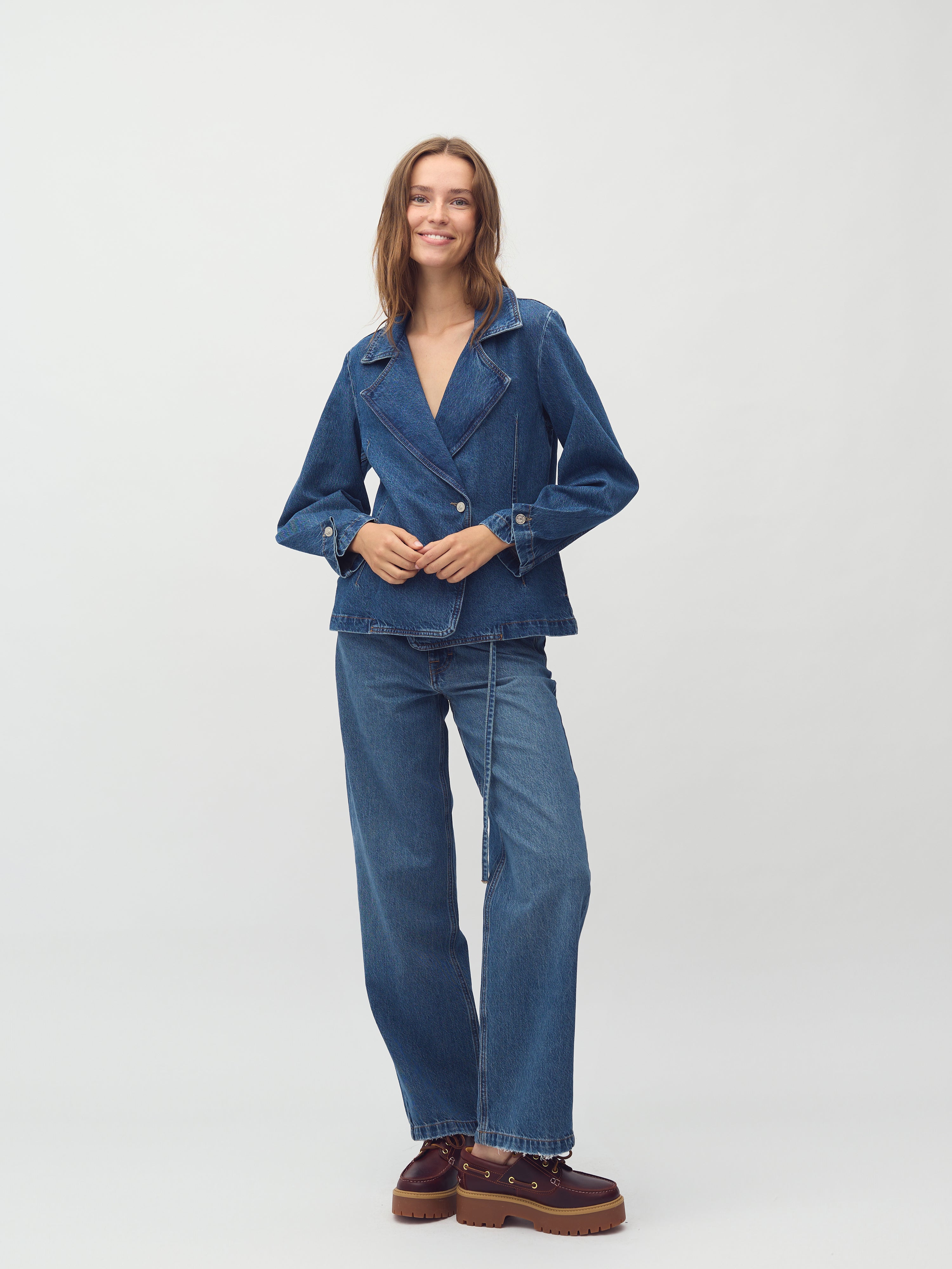 Emilia-M_Mid Blue Wash_Model_0