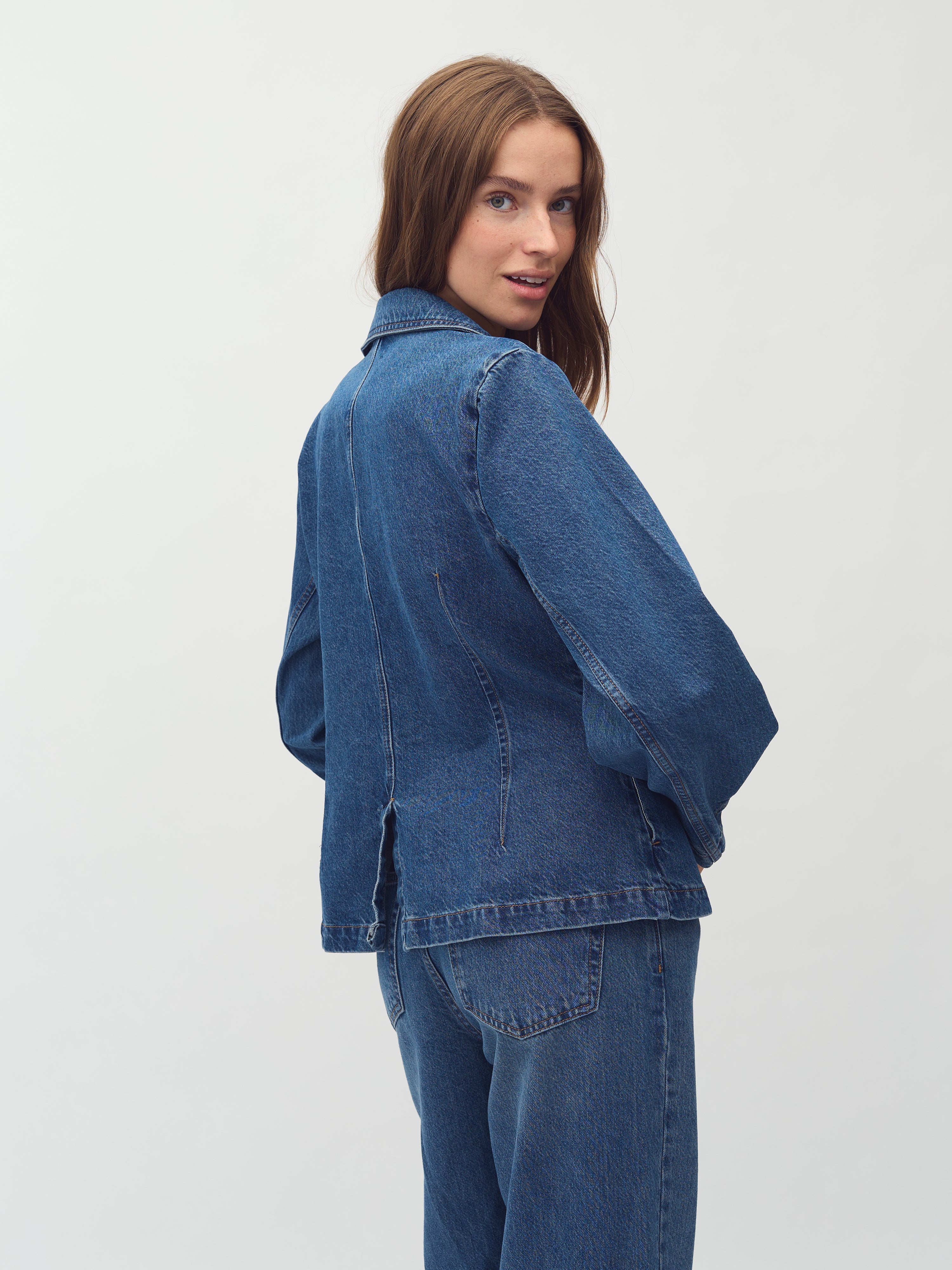 Emilia-M_Mid Blue Wash_Model_