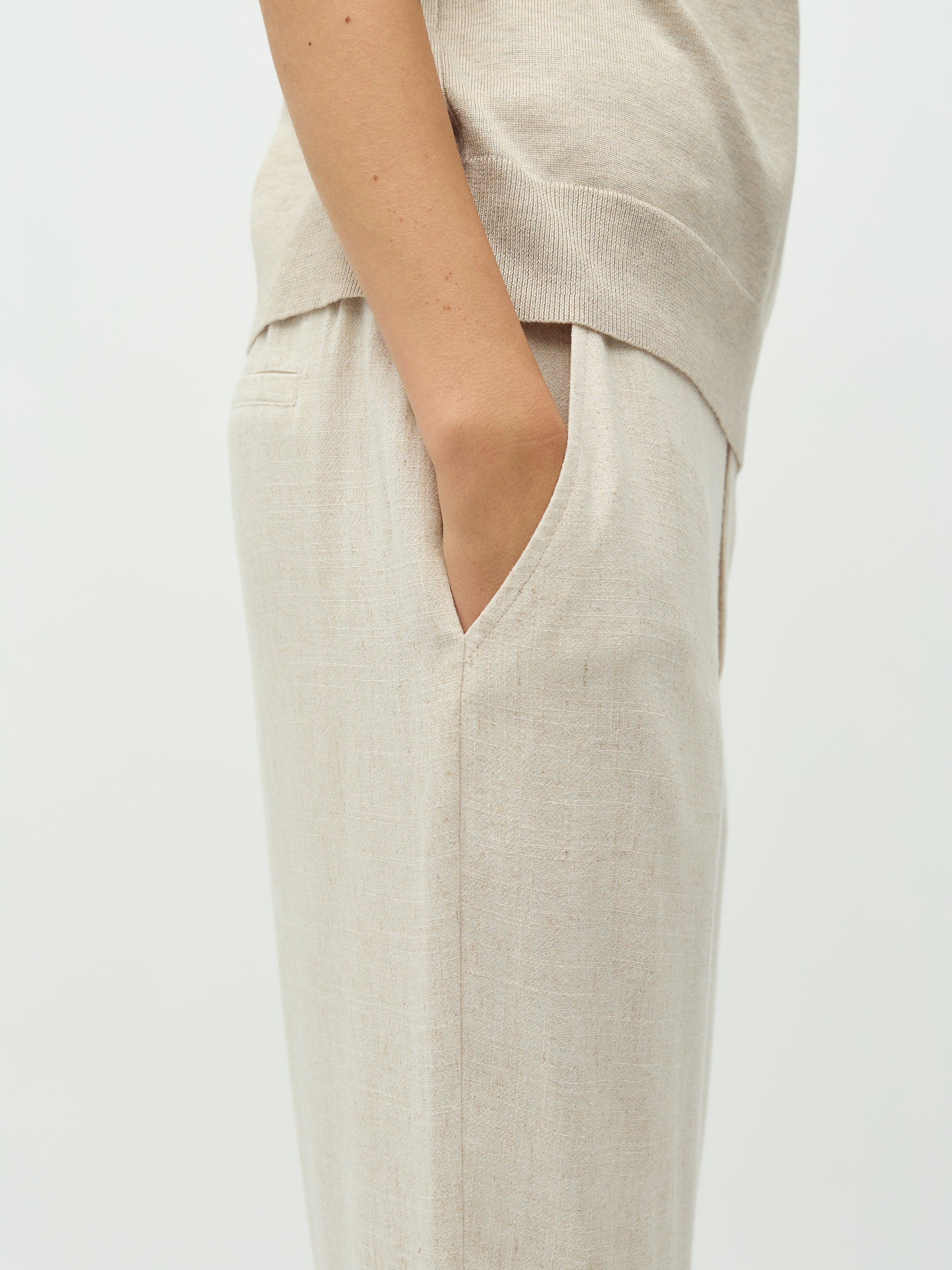 Emmett-M_Natural Beige_Model_3