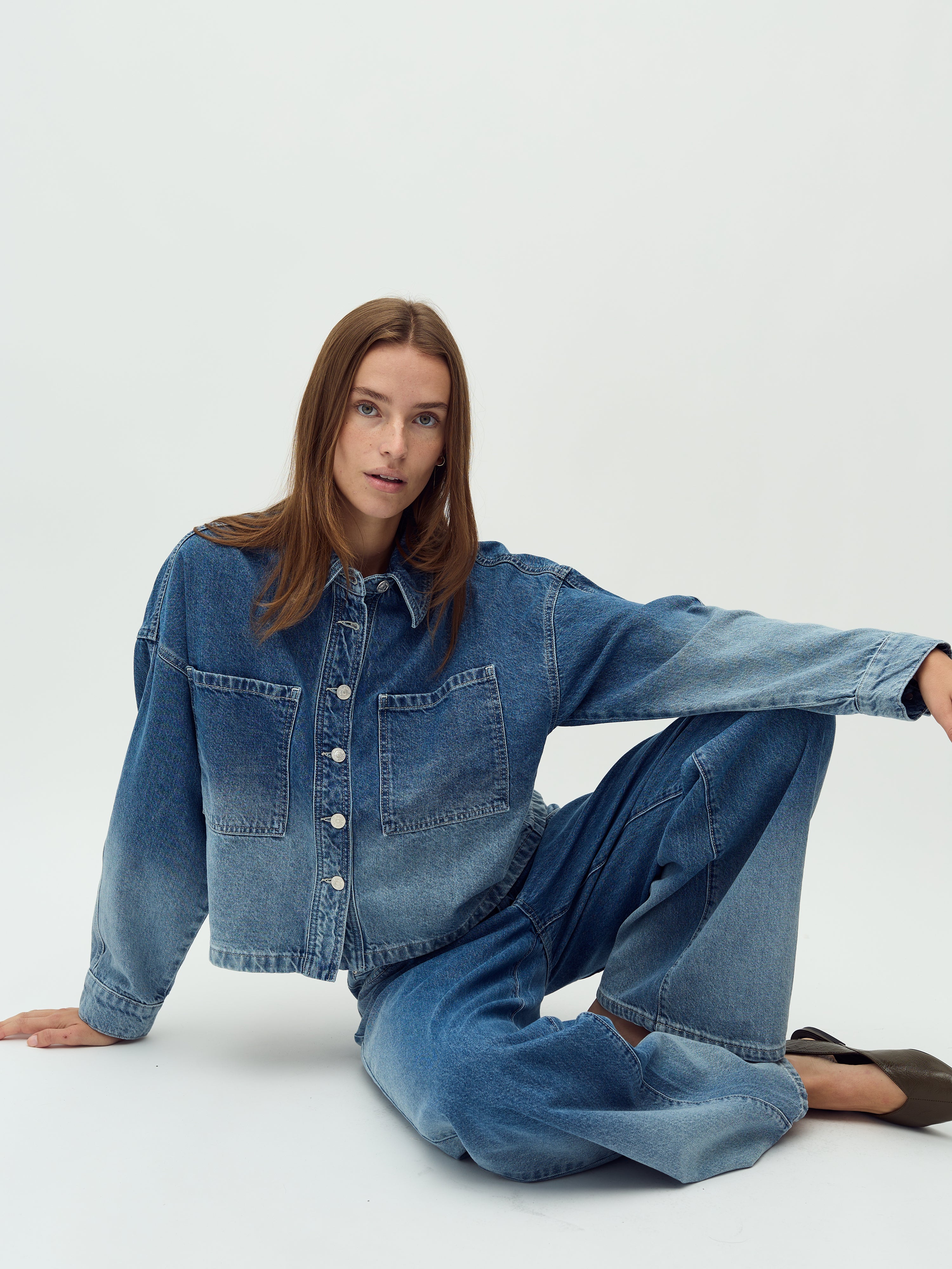 Winnia-M_Fading Denim Wash_Model_5