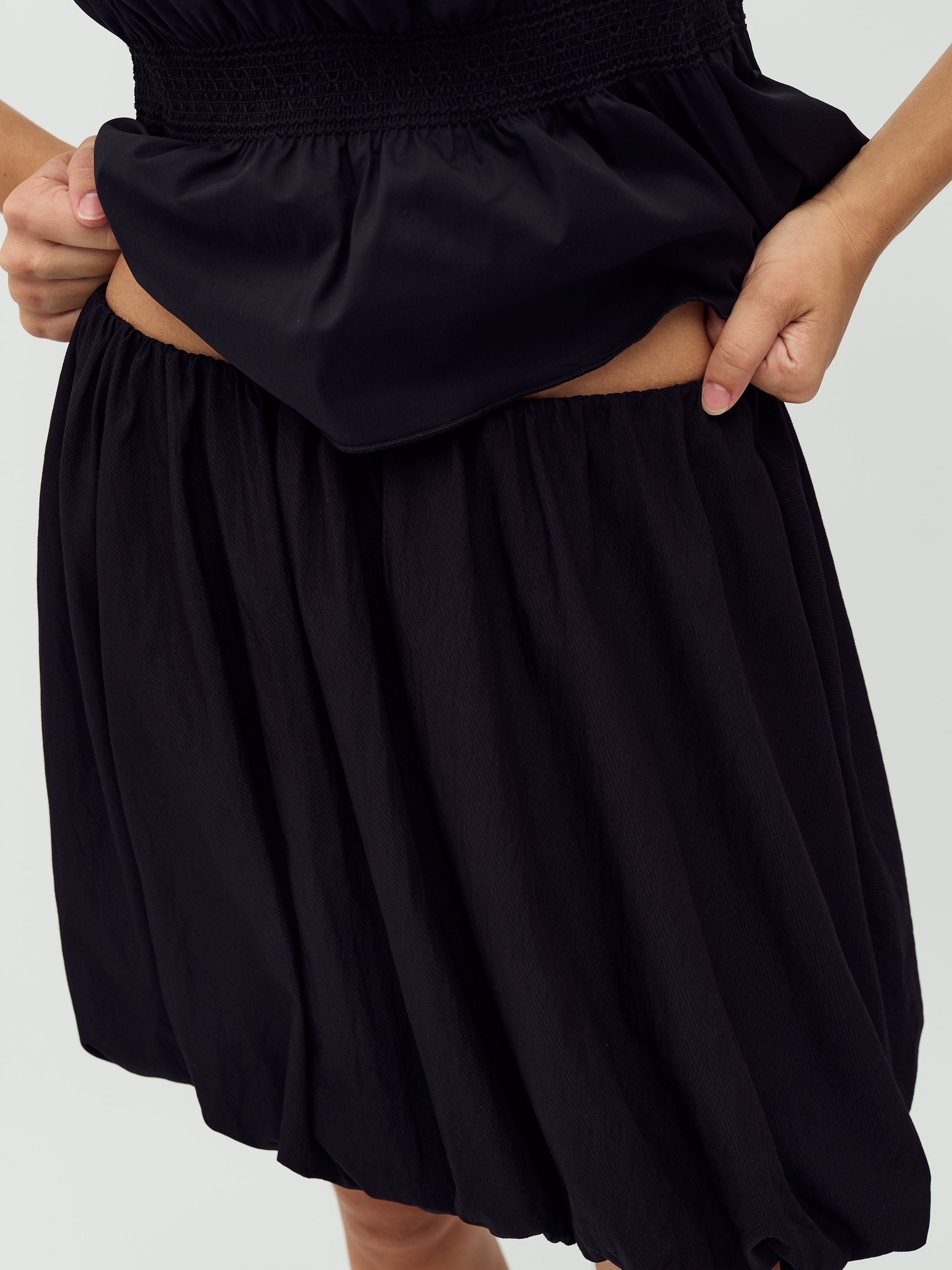 Belaria-M_Black_Model_2