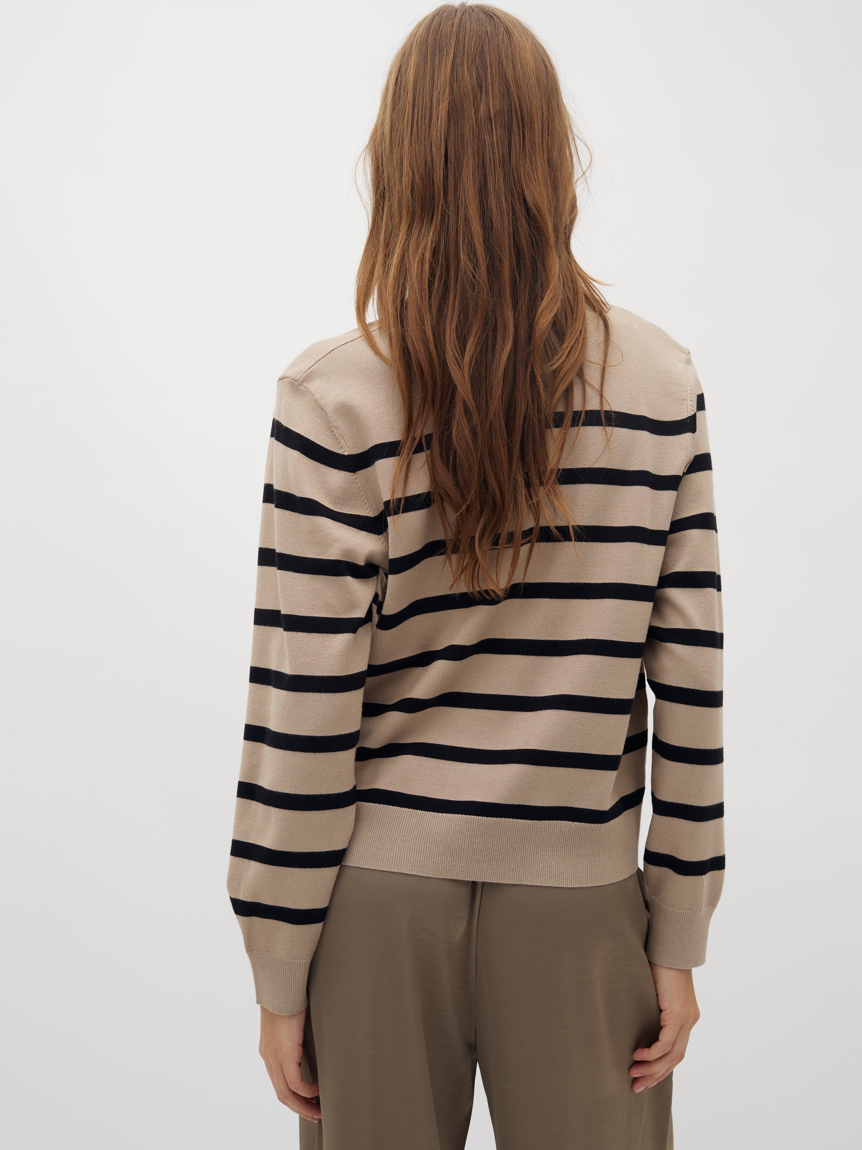 Sika-M_Oyster Black Stripe_Model_2