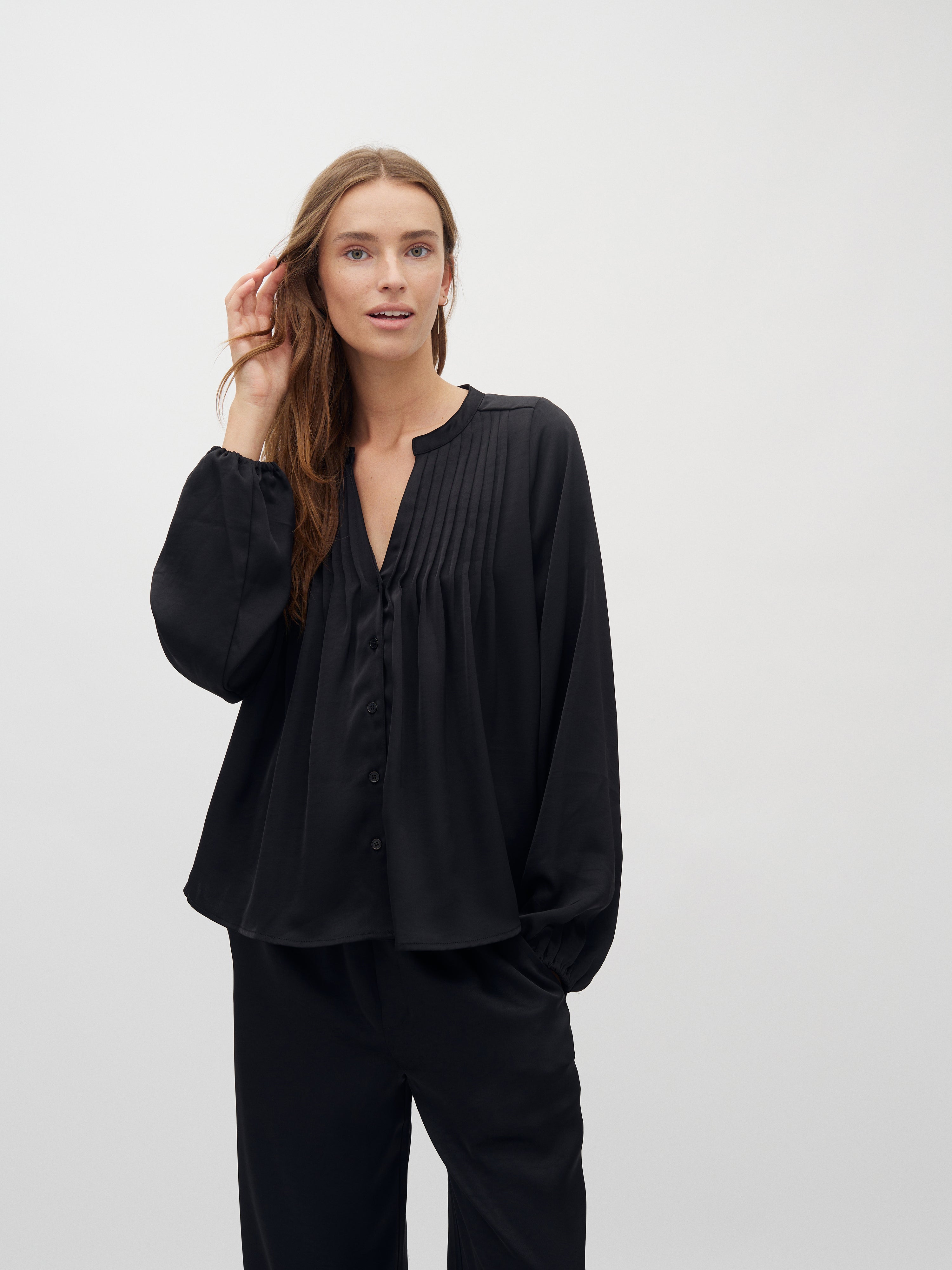 Maville-M_Black_Model_0