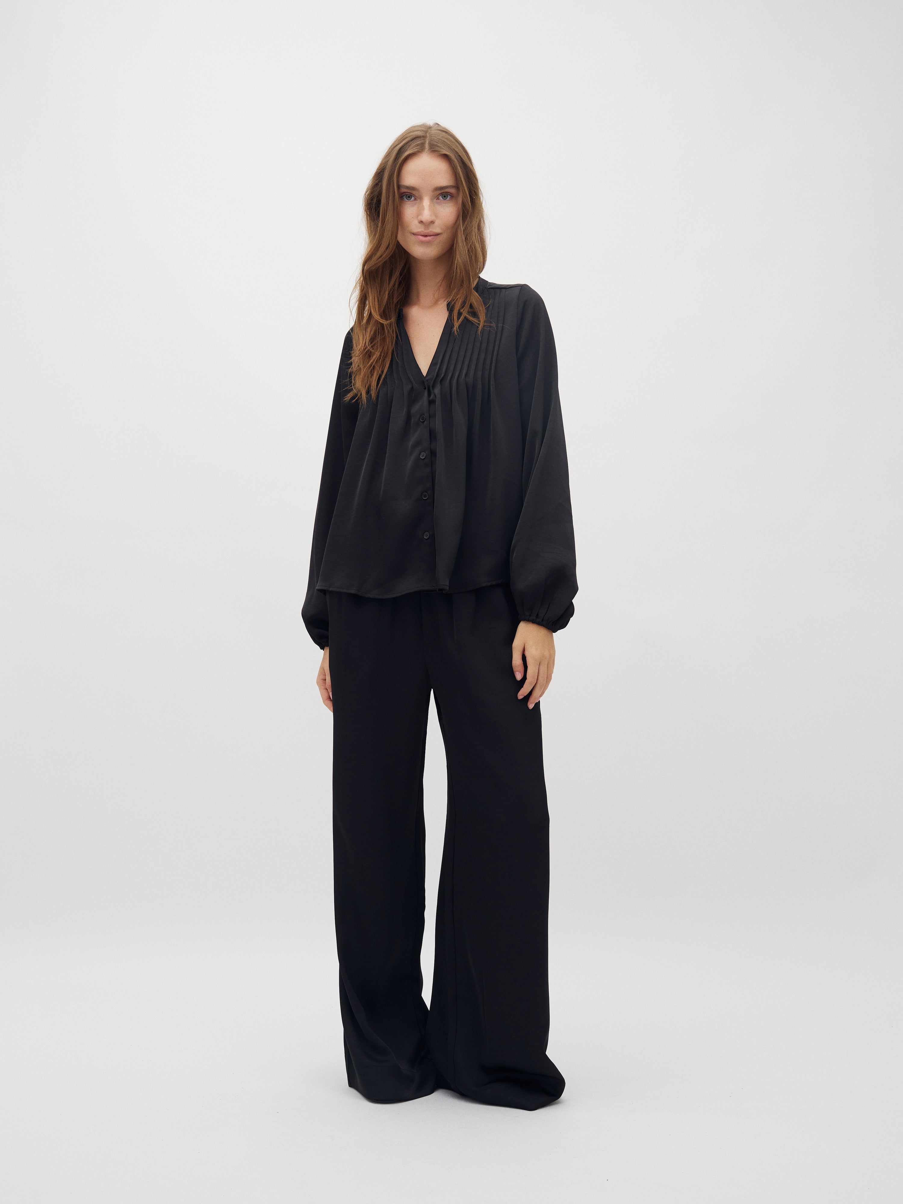 Maville-M_Black_Model_2