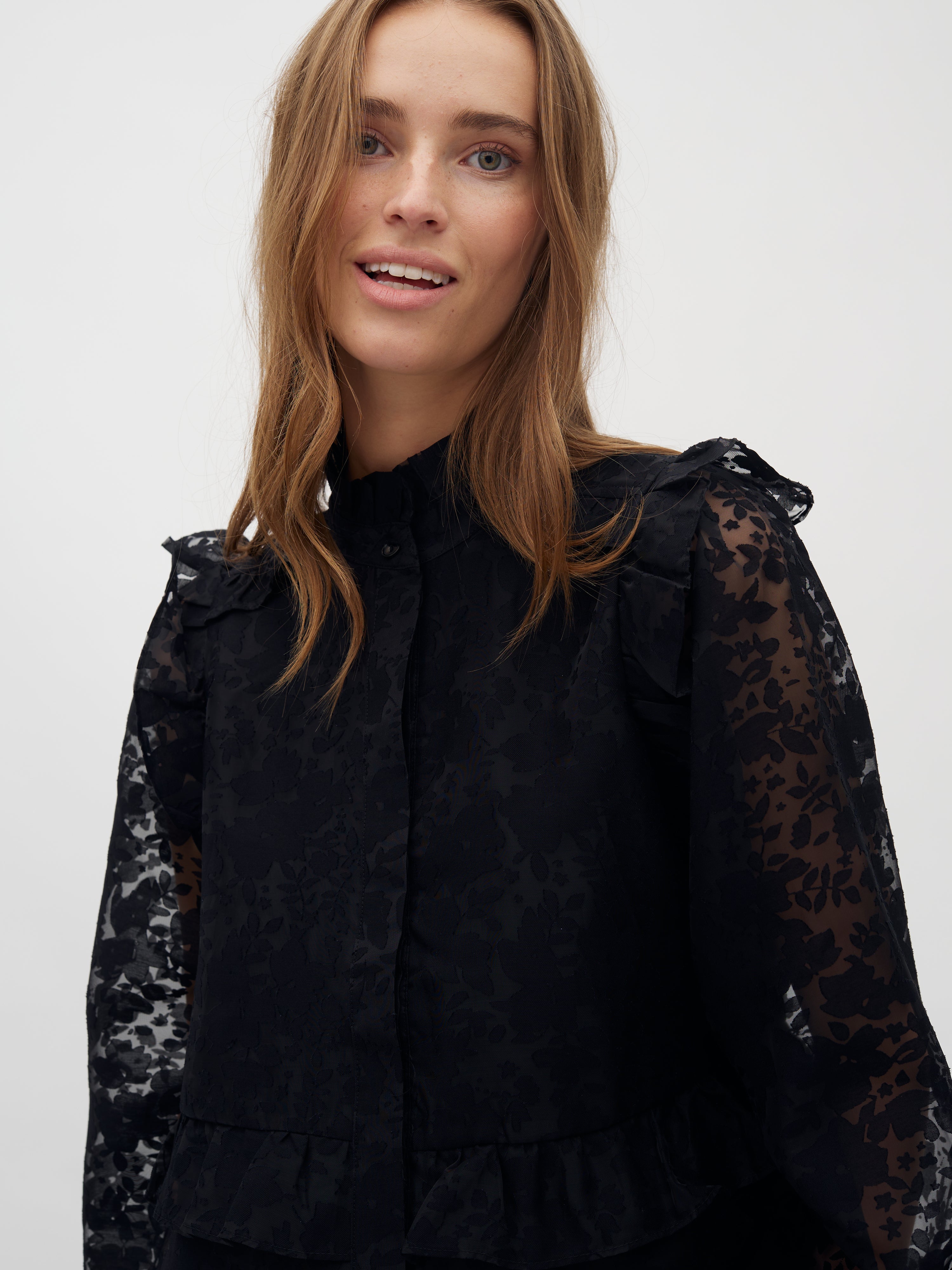 Luana-M_Black_Model_2