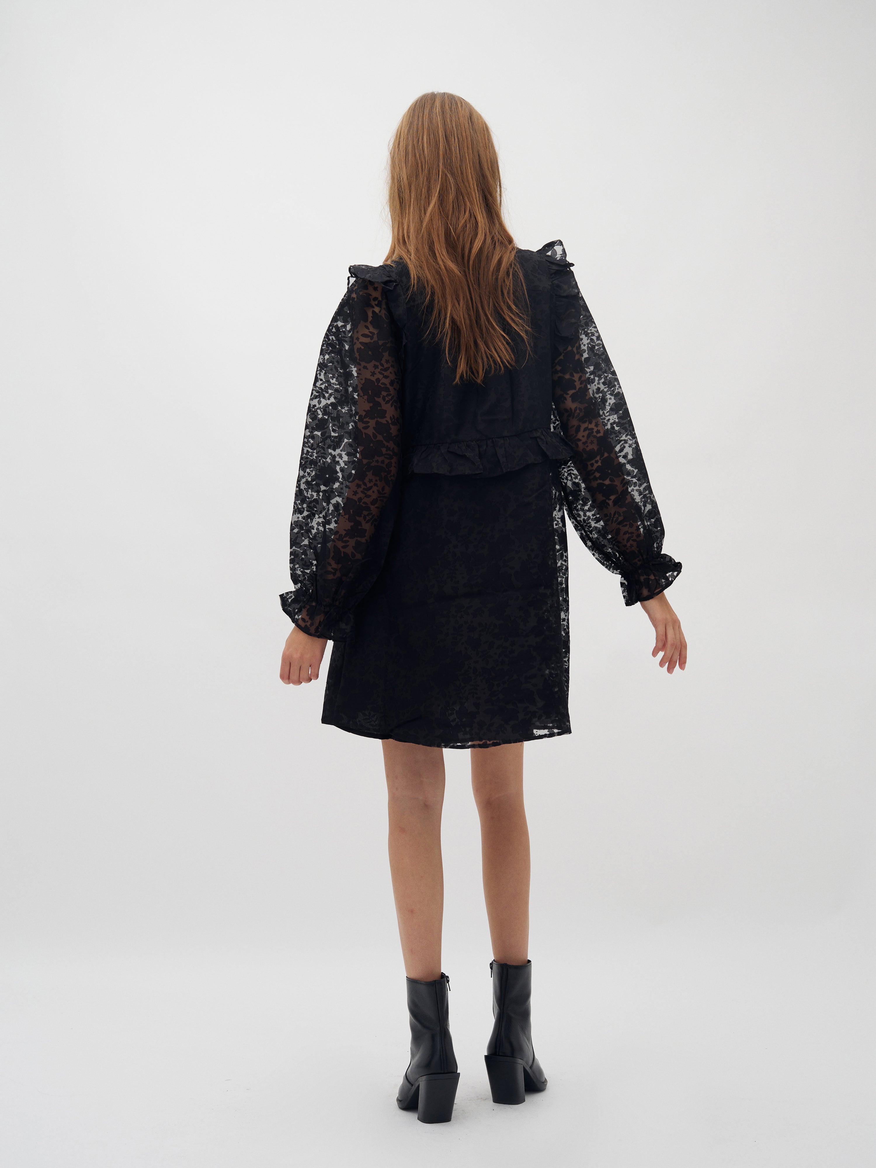 Luana-M_Black_Model_3