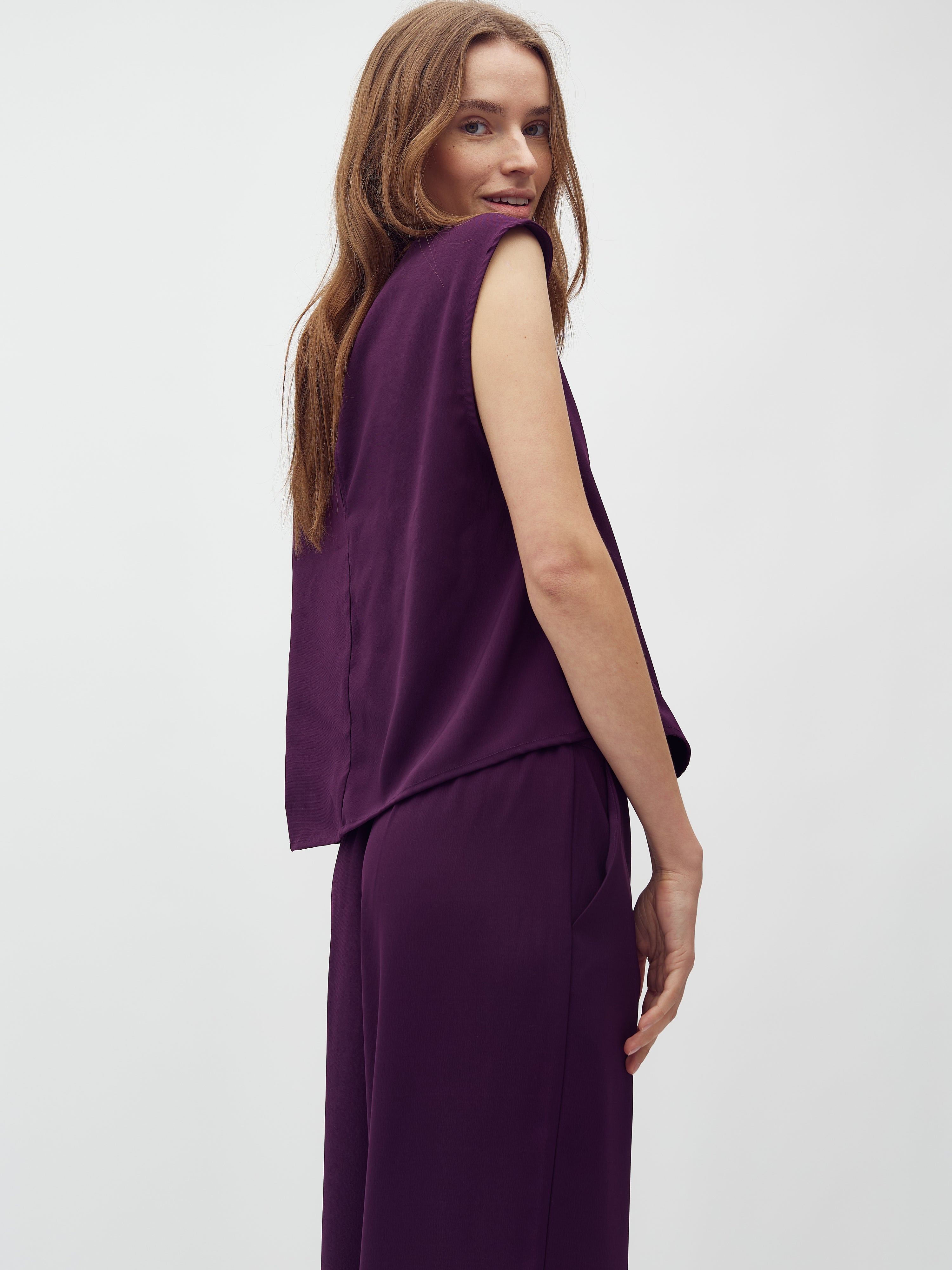 Maaja-M_Blackberry Wine_Model_5