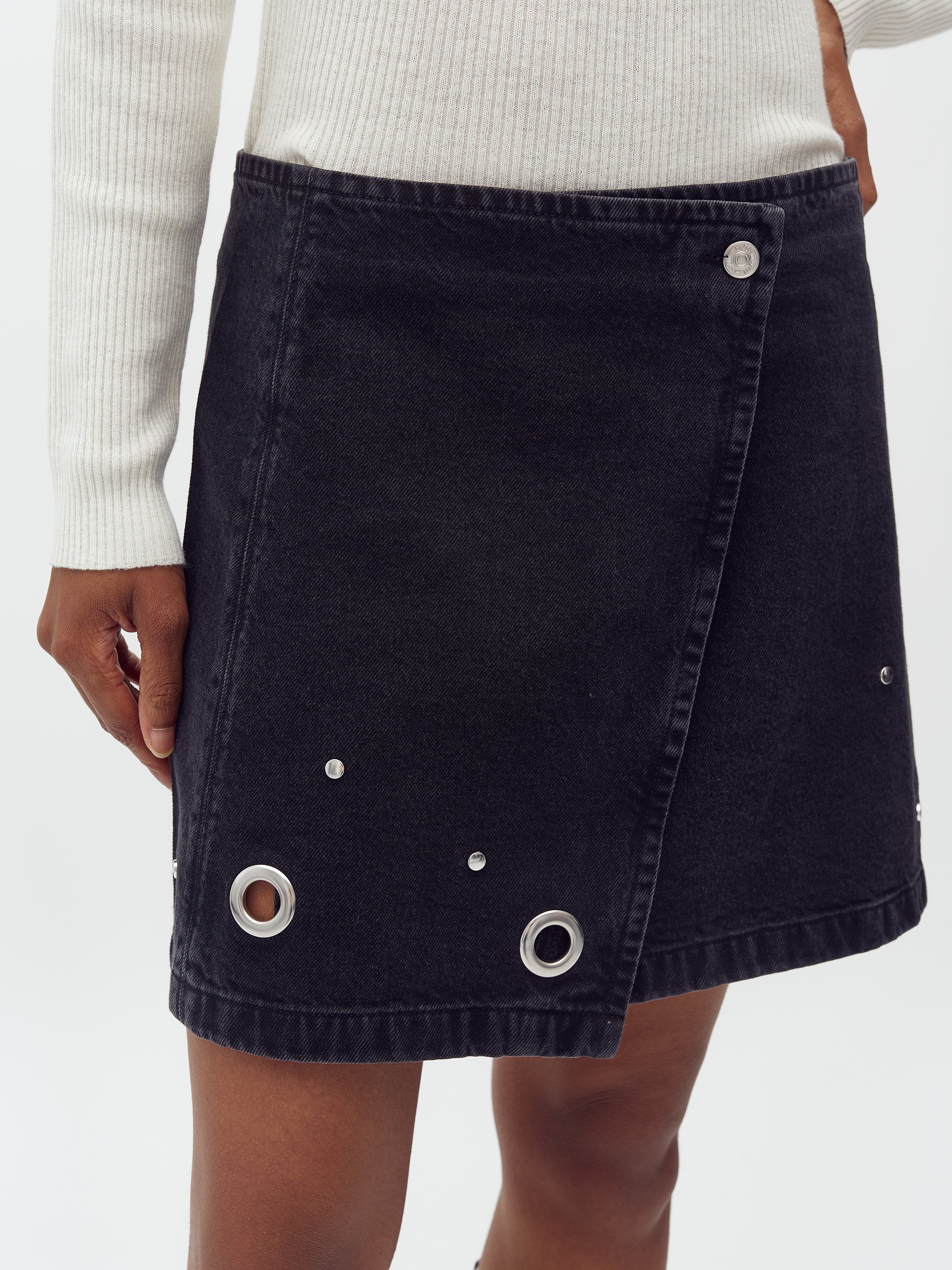 Keyana-M_Black Midnight Wash_Model_2