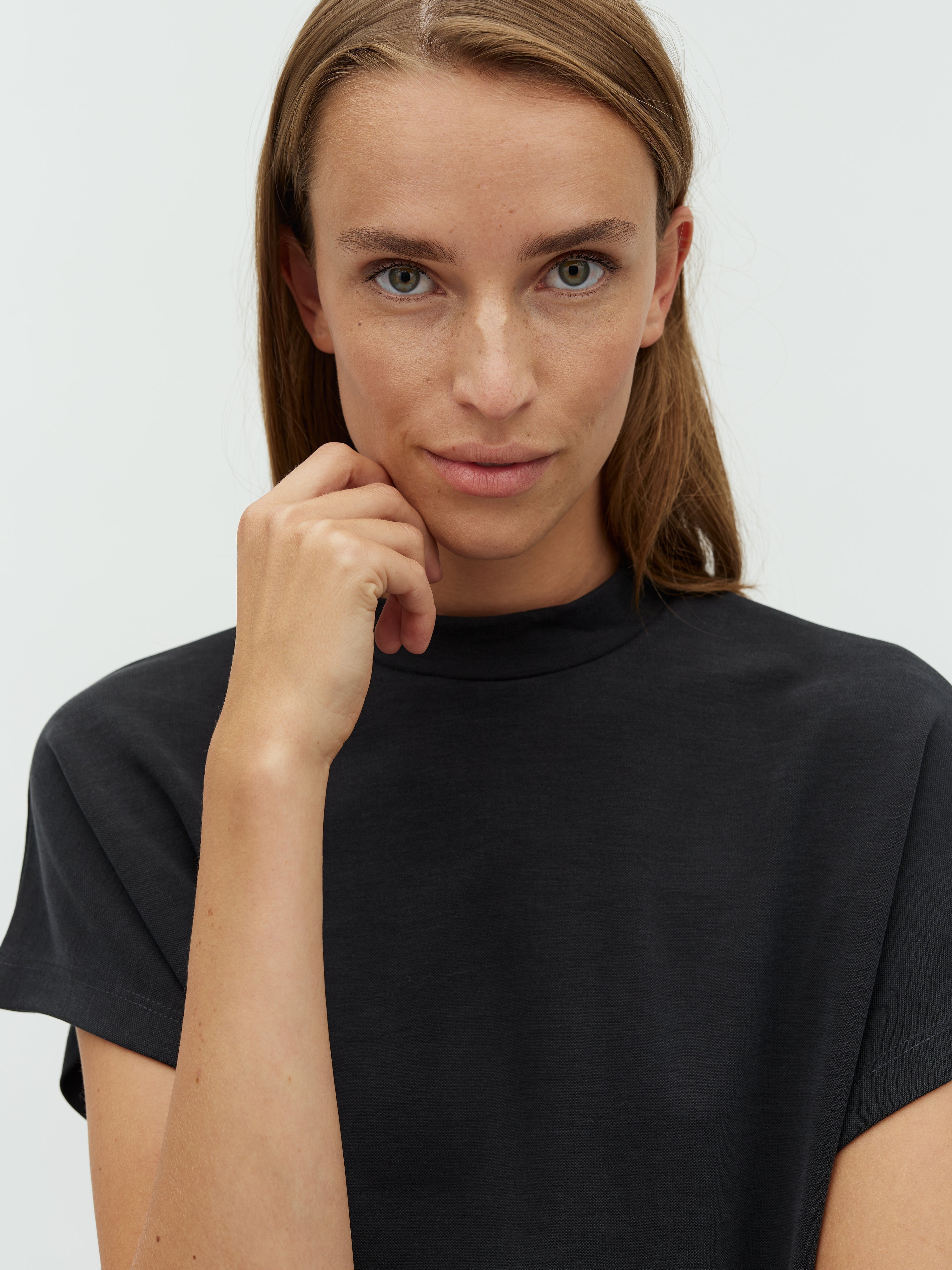 Linea Short-M_Black_Model_1