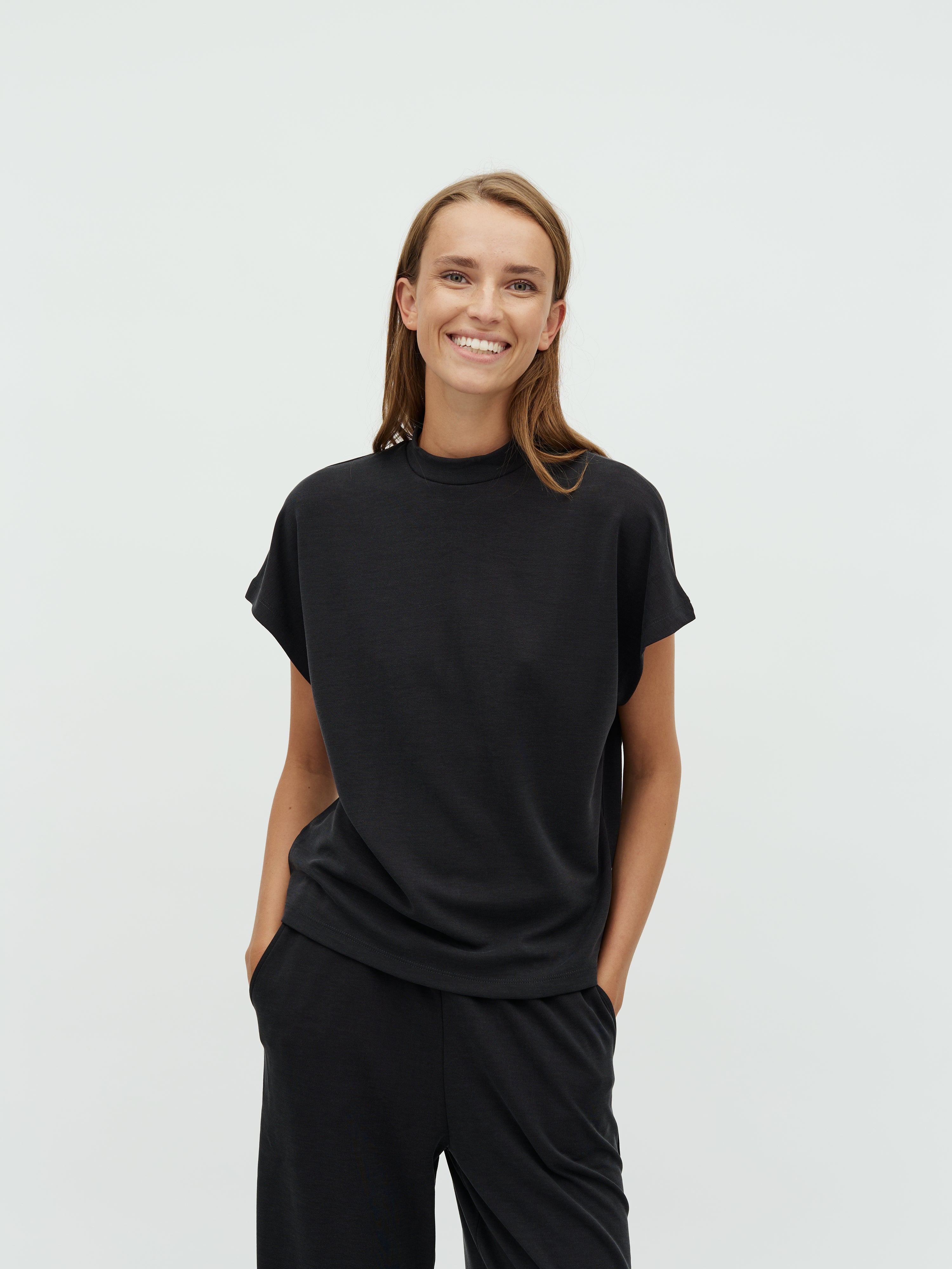 Linea Short-M_Black_Model_0