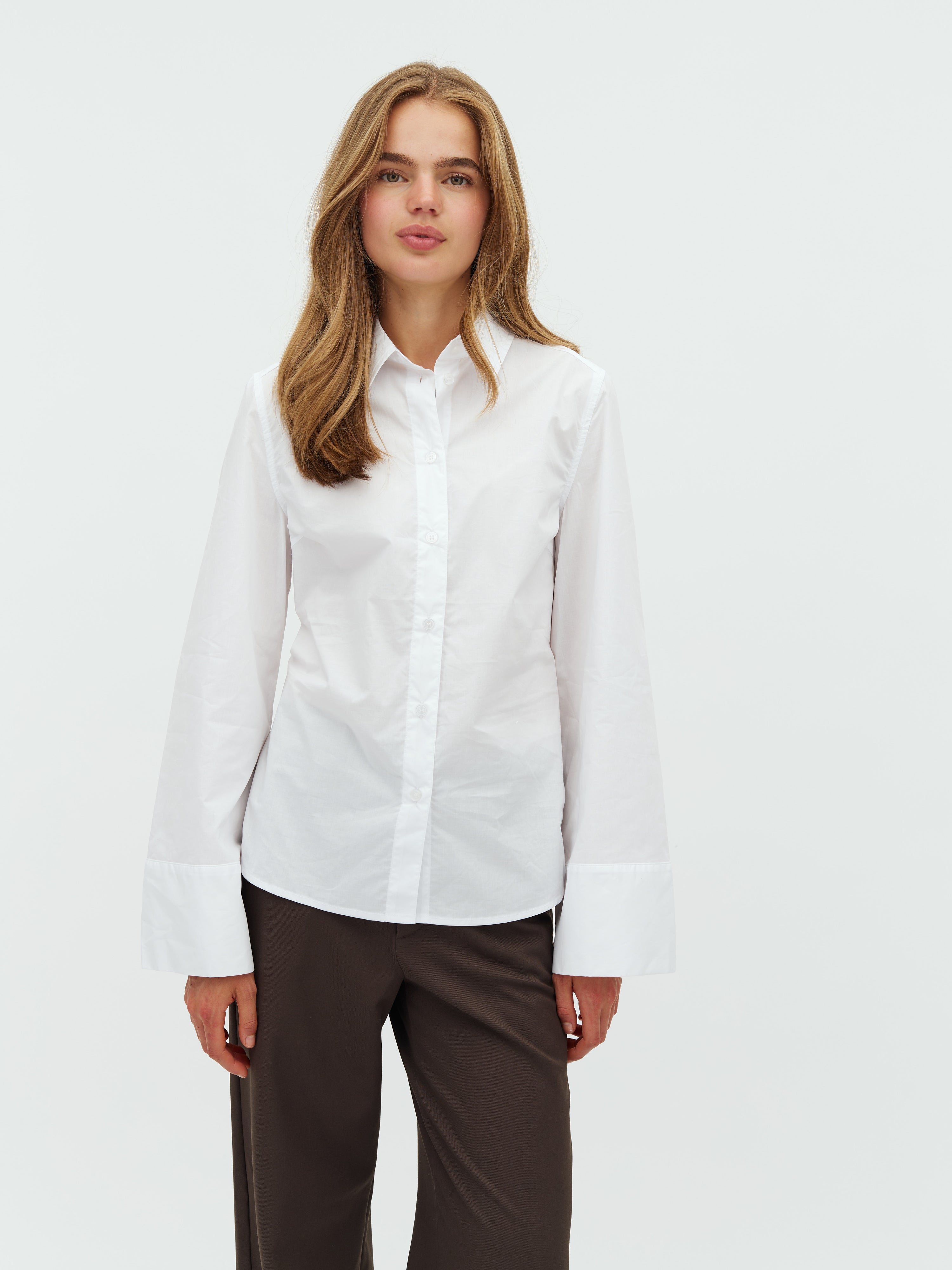 Kaloni-M_White_Model_0