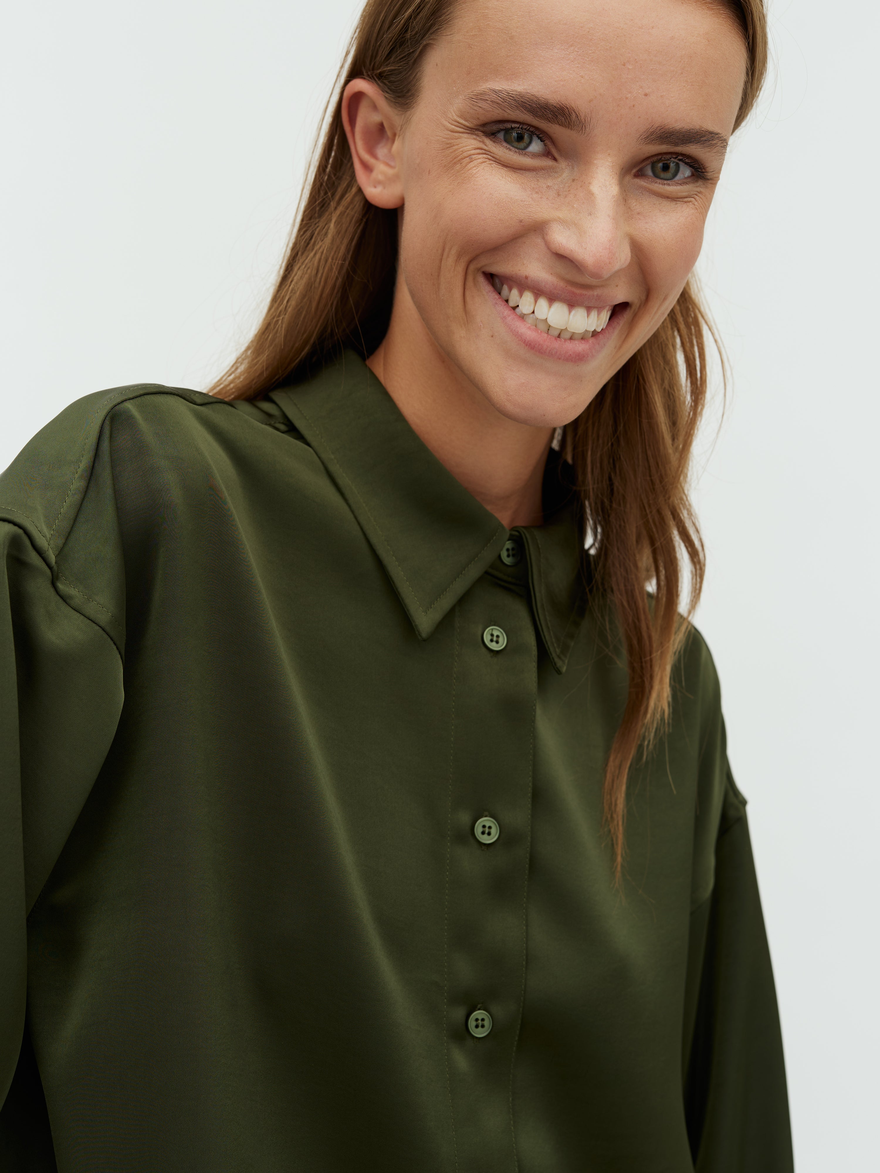 Emele-M_Pine Green_Model_1