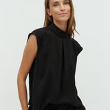 Maaja-M_Black_Model_1