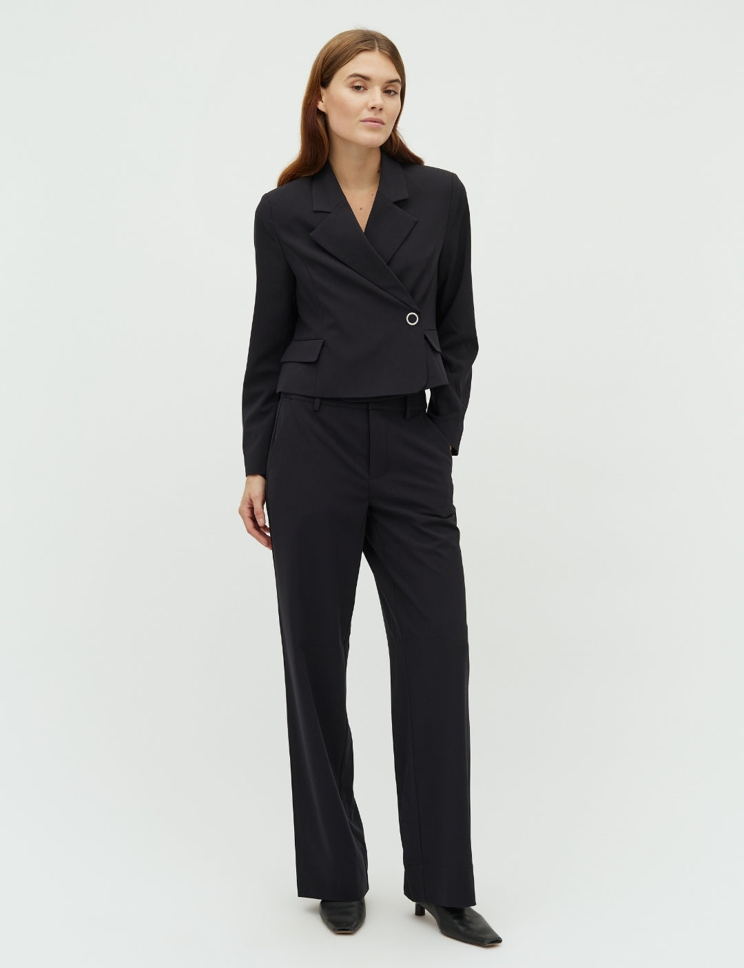 Rihnwen-M_Black_Model_0