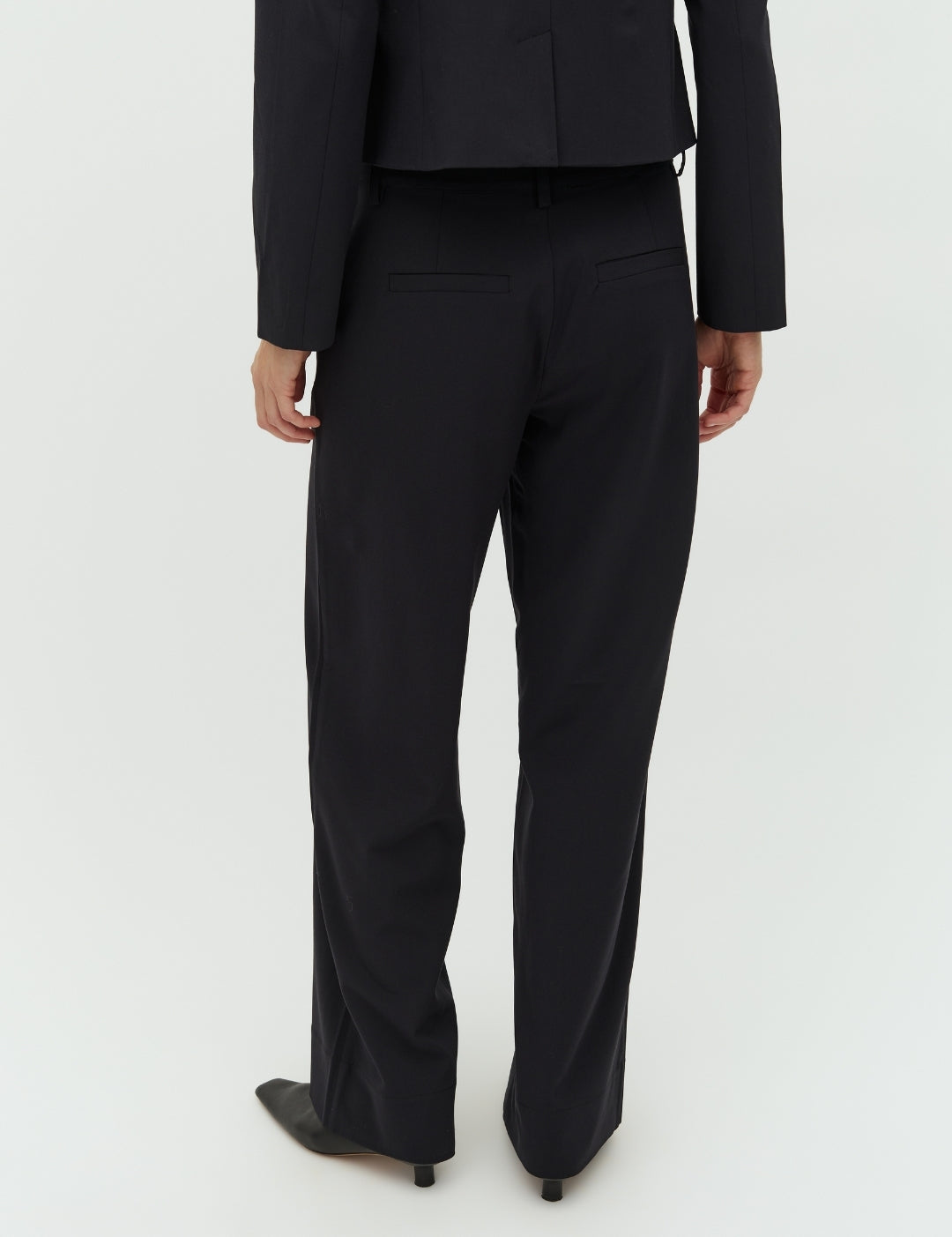 Rihnwen-M_Black_Model_2