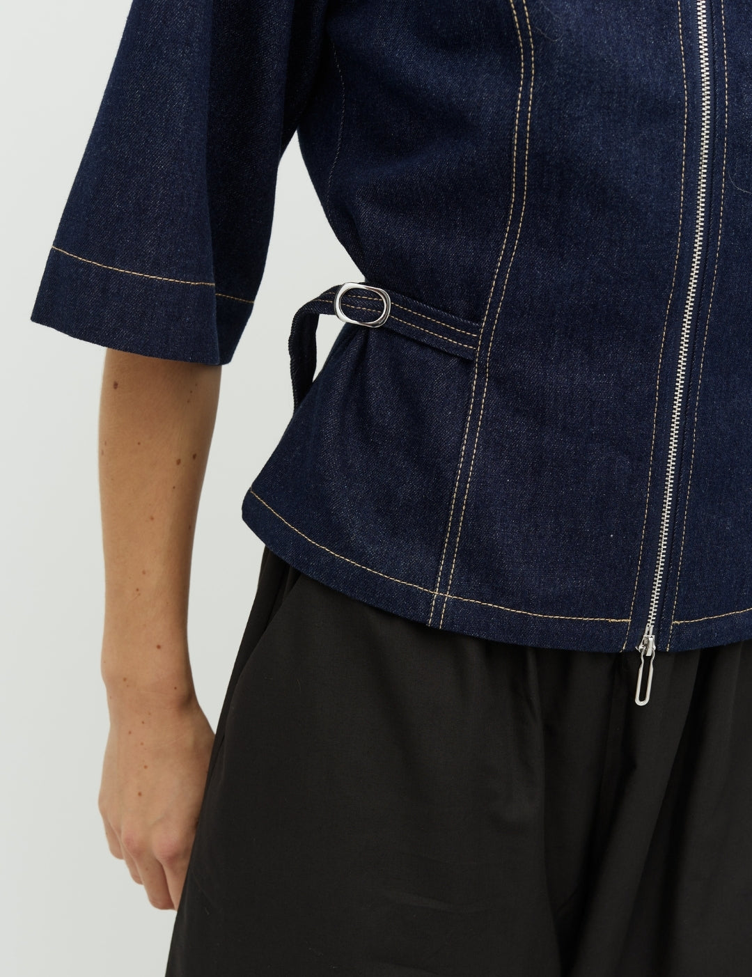 Eirlys-M_Dark Unwashed denim_Model_3