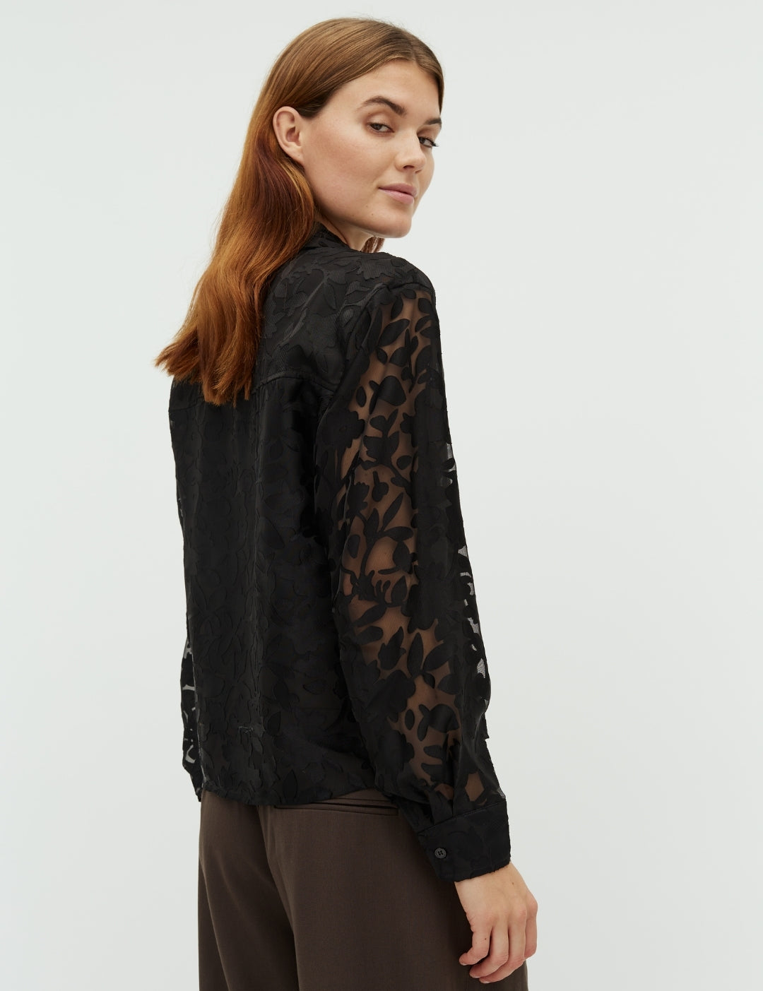 Nira-M_Black_Model_2