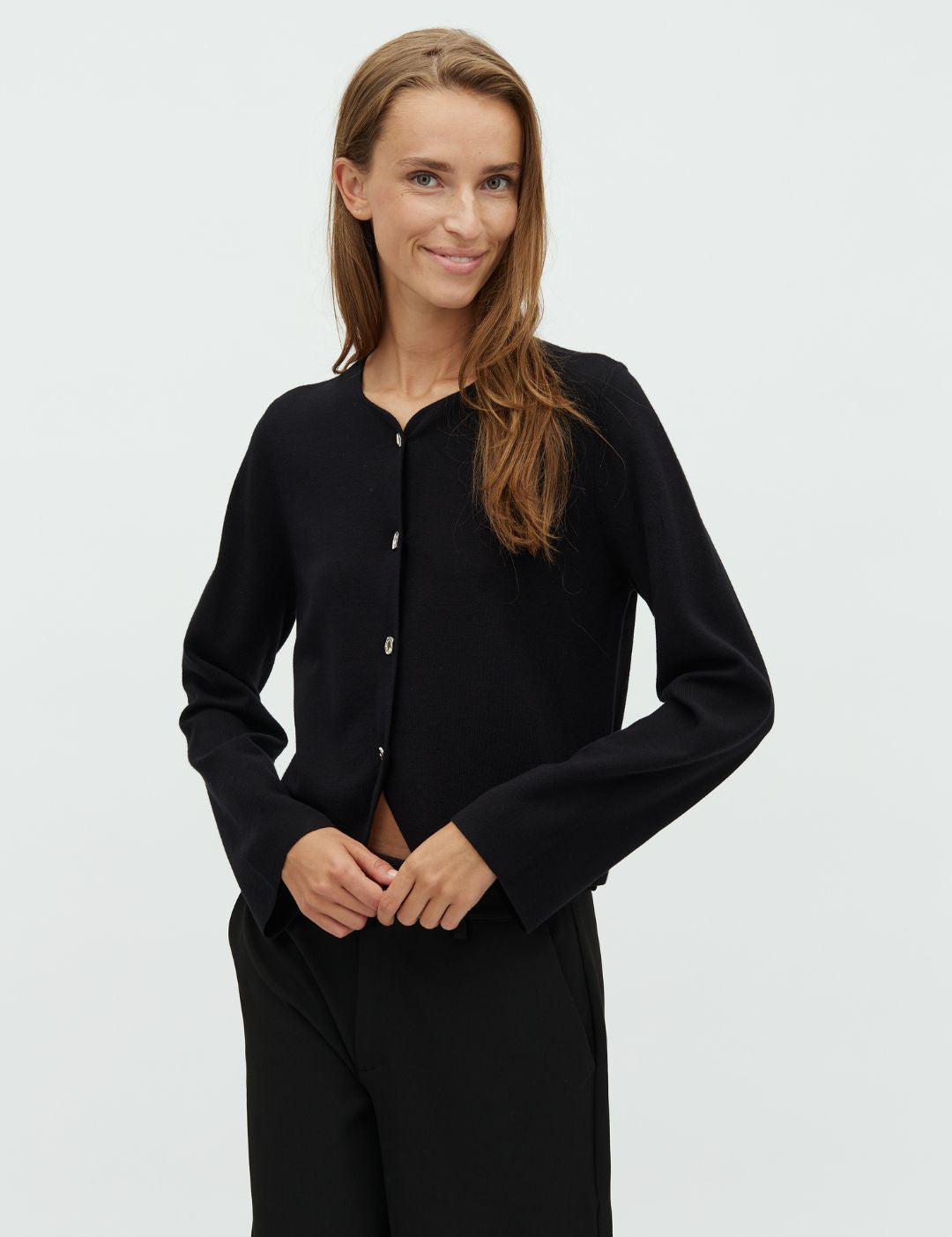 Salina-M_Black_Model_0