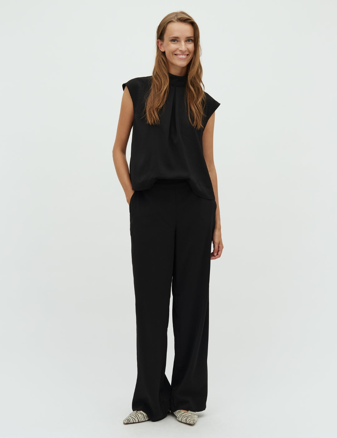 Maaja-M_Black_Model_0