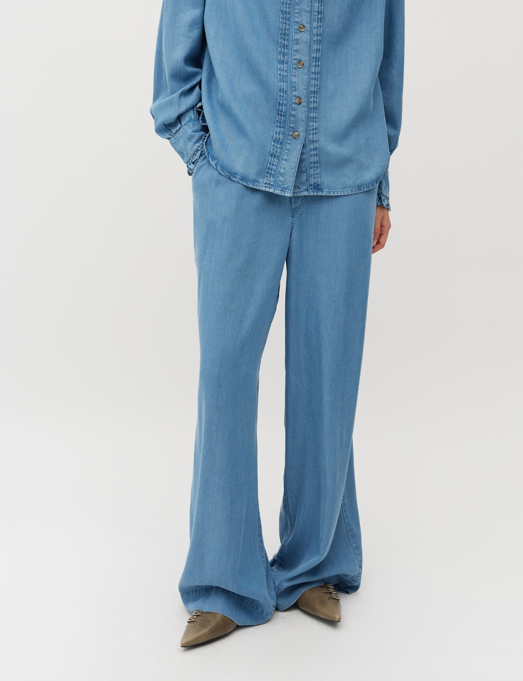 Asaka-M_Blue Soft Wash_Model_1