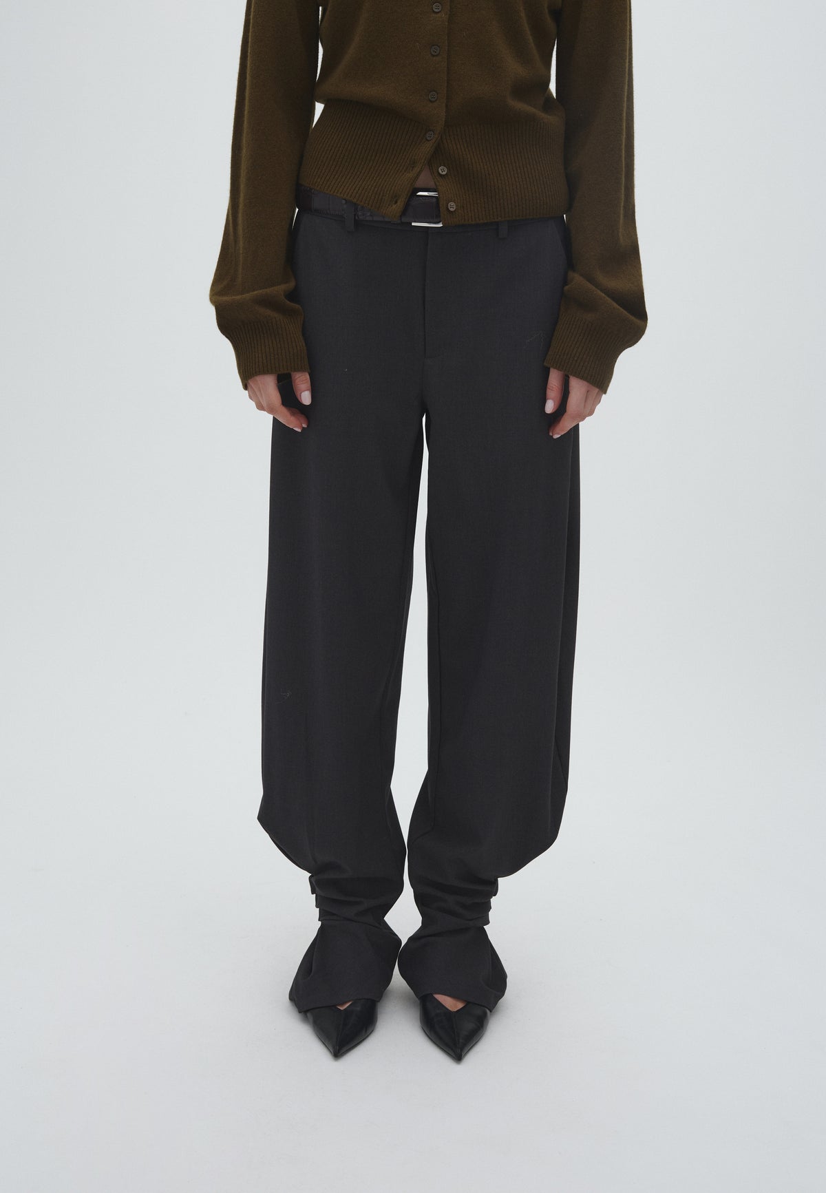 Pija Pleat-M_Charcoal Melange_Model_0
