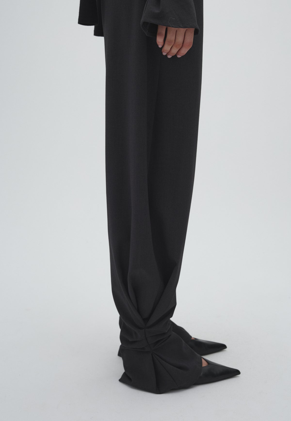 Pija Pleat-M_Charcoal Melange_Model_2