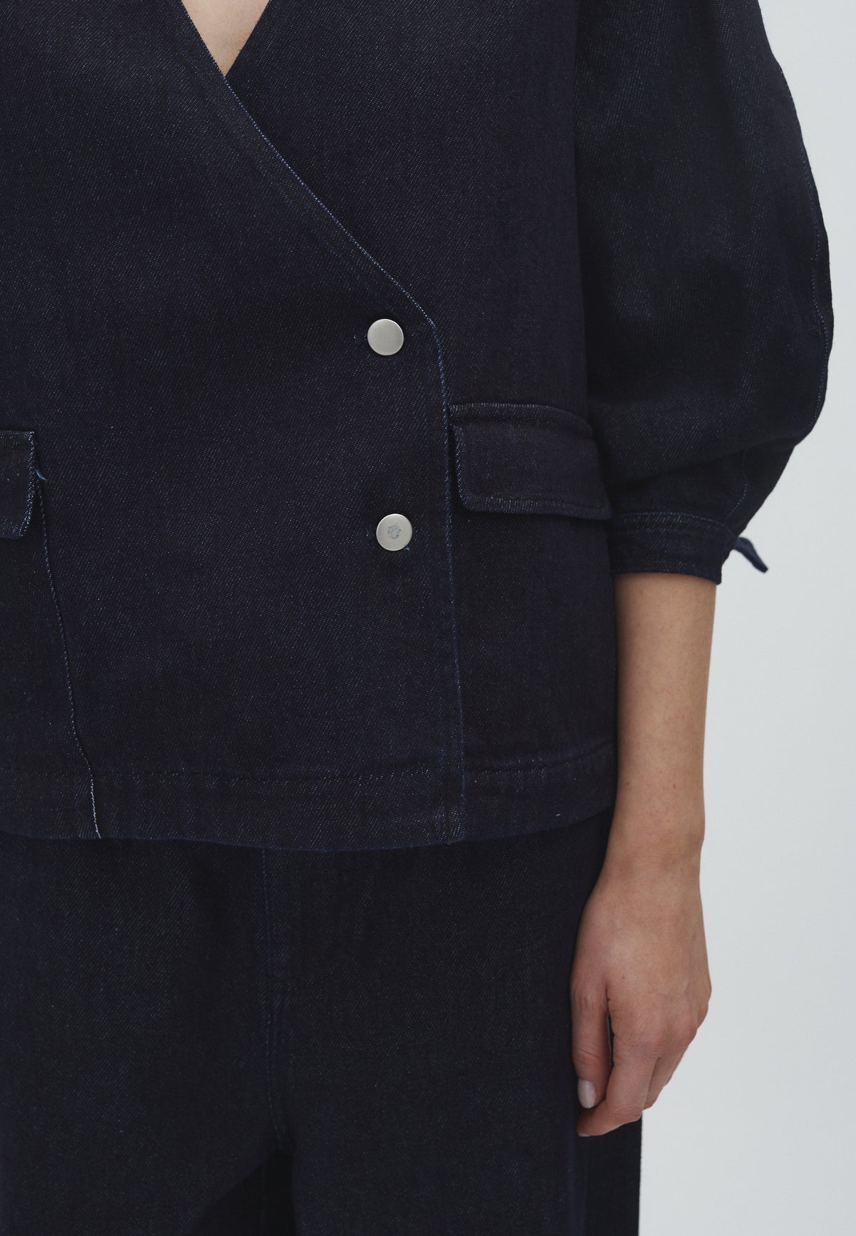 Haloan-M_Dark Blue_Model_2