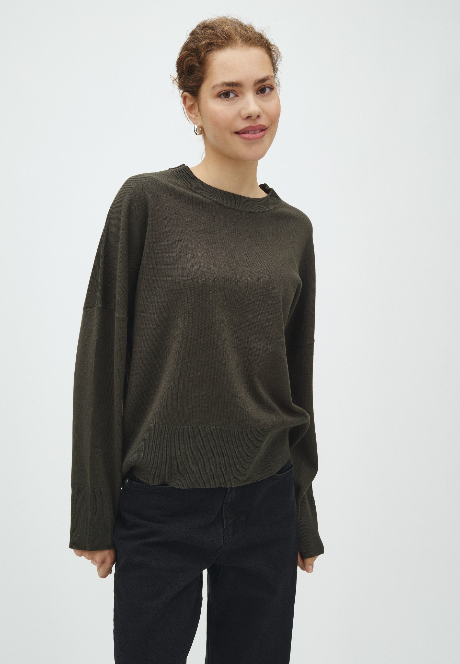 Gillian-M_Warm Olive Dust_Model_0