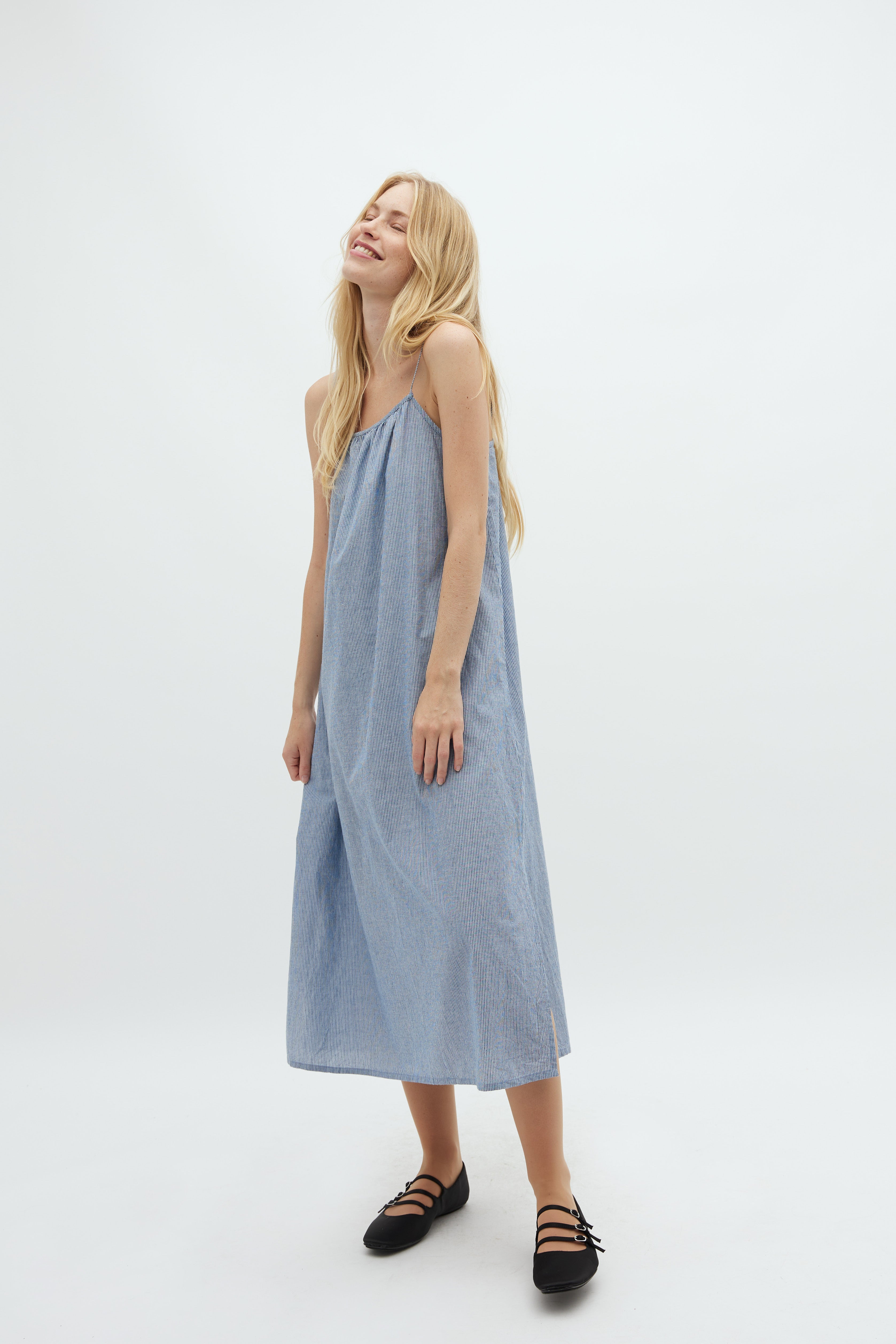 Teslana-M_Blue White Stripe_Model_1