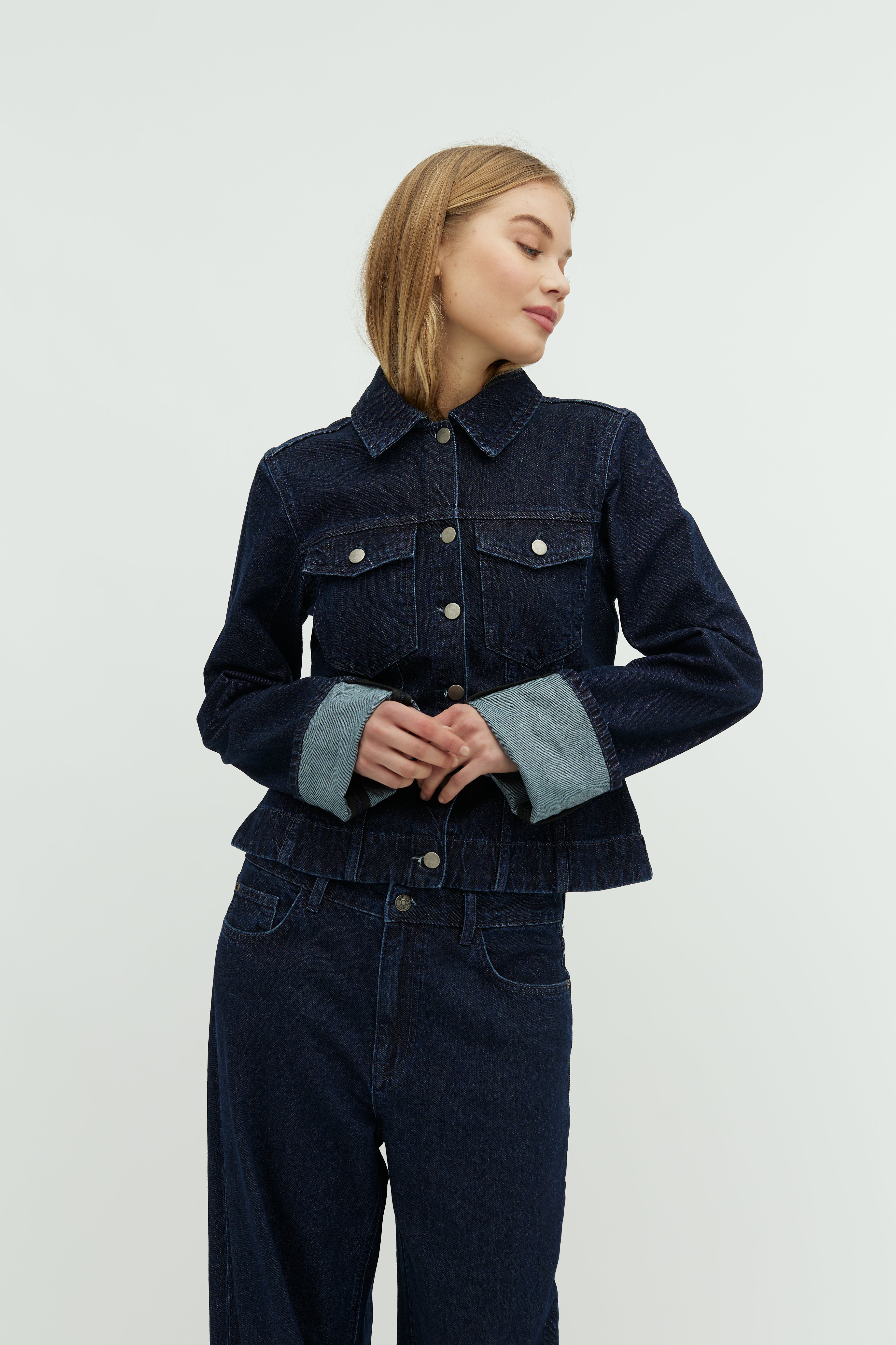 Ami-M_Classic Blue Washed_Model_0