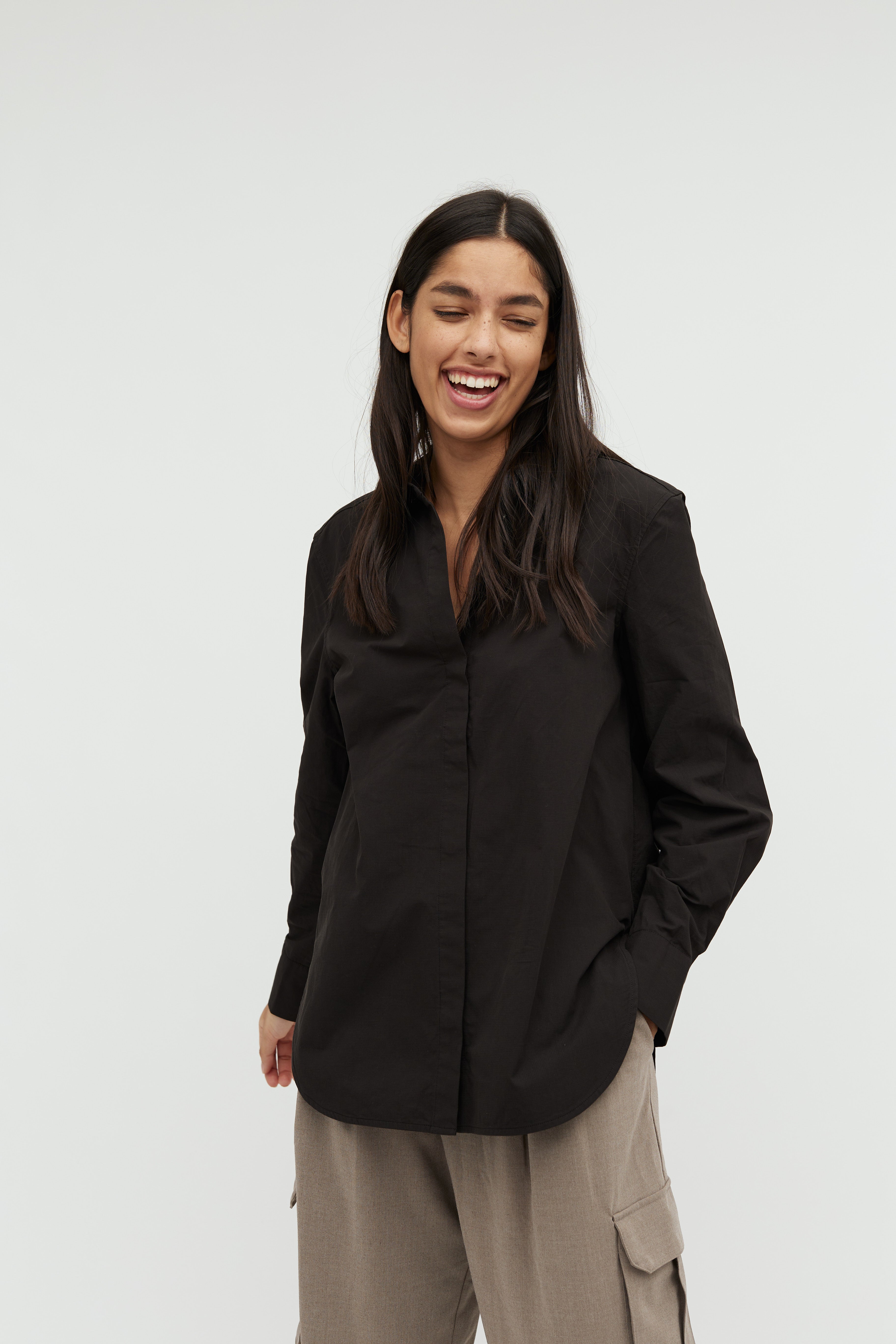 Dalinna-M_Black_Model_0