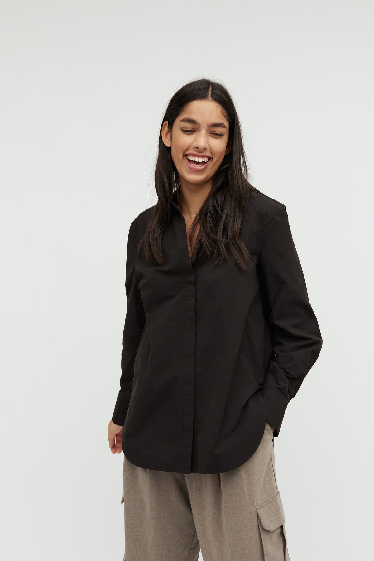 Dalinna-M_Black_Model_0