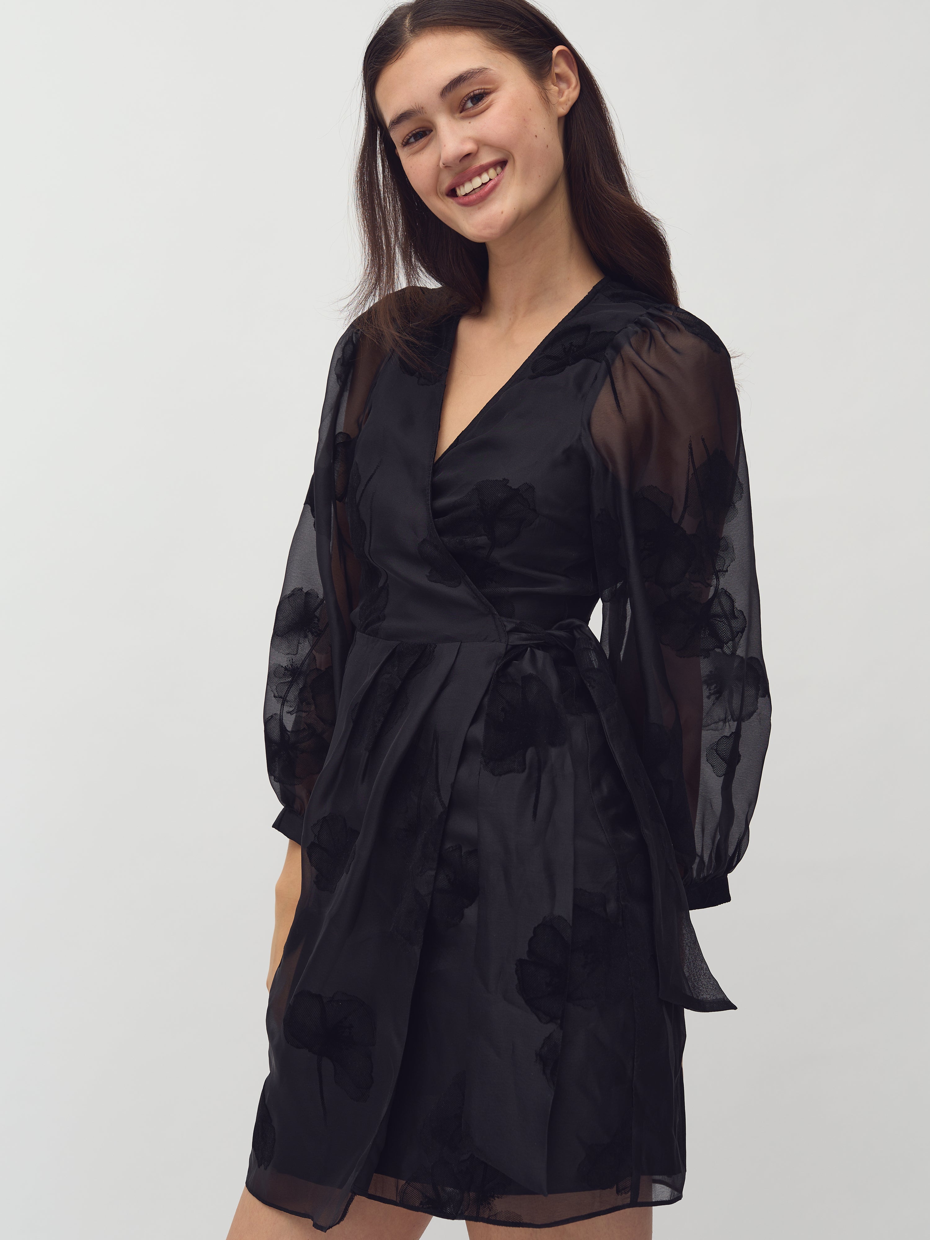 Dovie-M_Black_Model_2