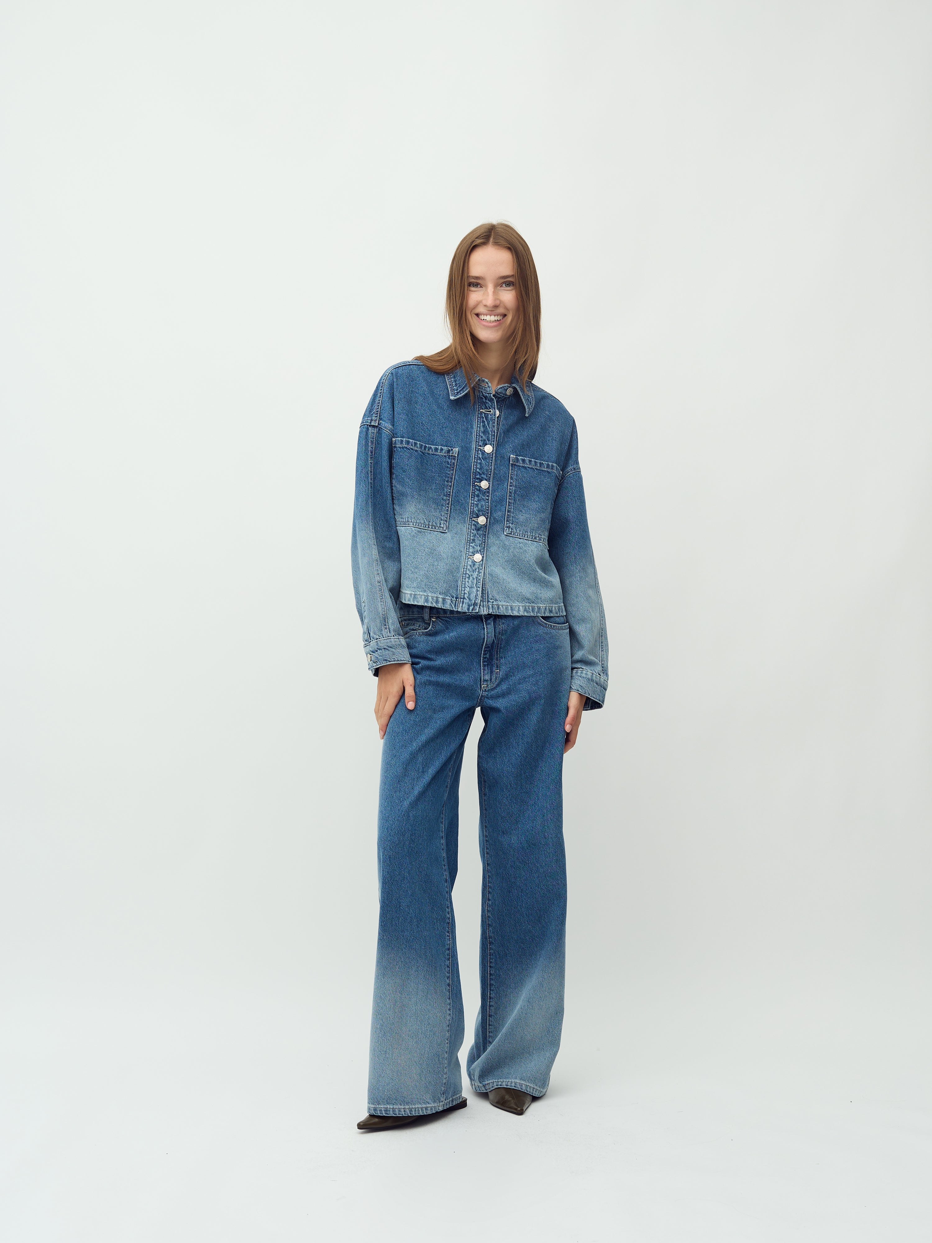 Winnia-M_Fading Denim Wash_Model_0
