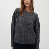 Gillian Contrast-M_Black Contrast_Model_0