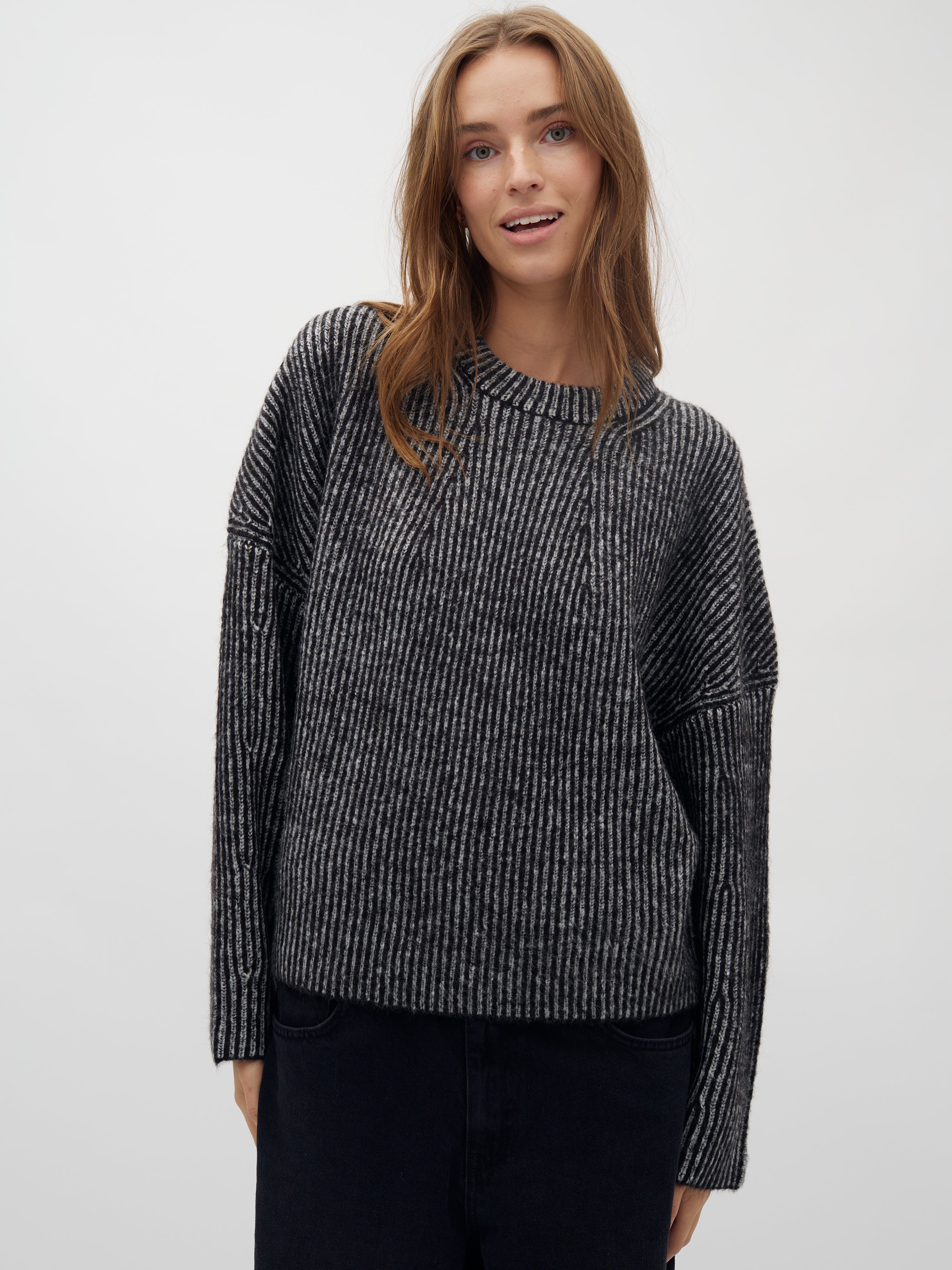 Gillian Contrast-M_Black Contrast_Model_0