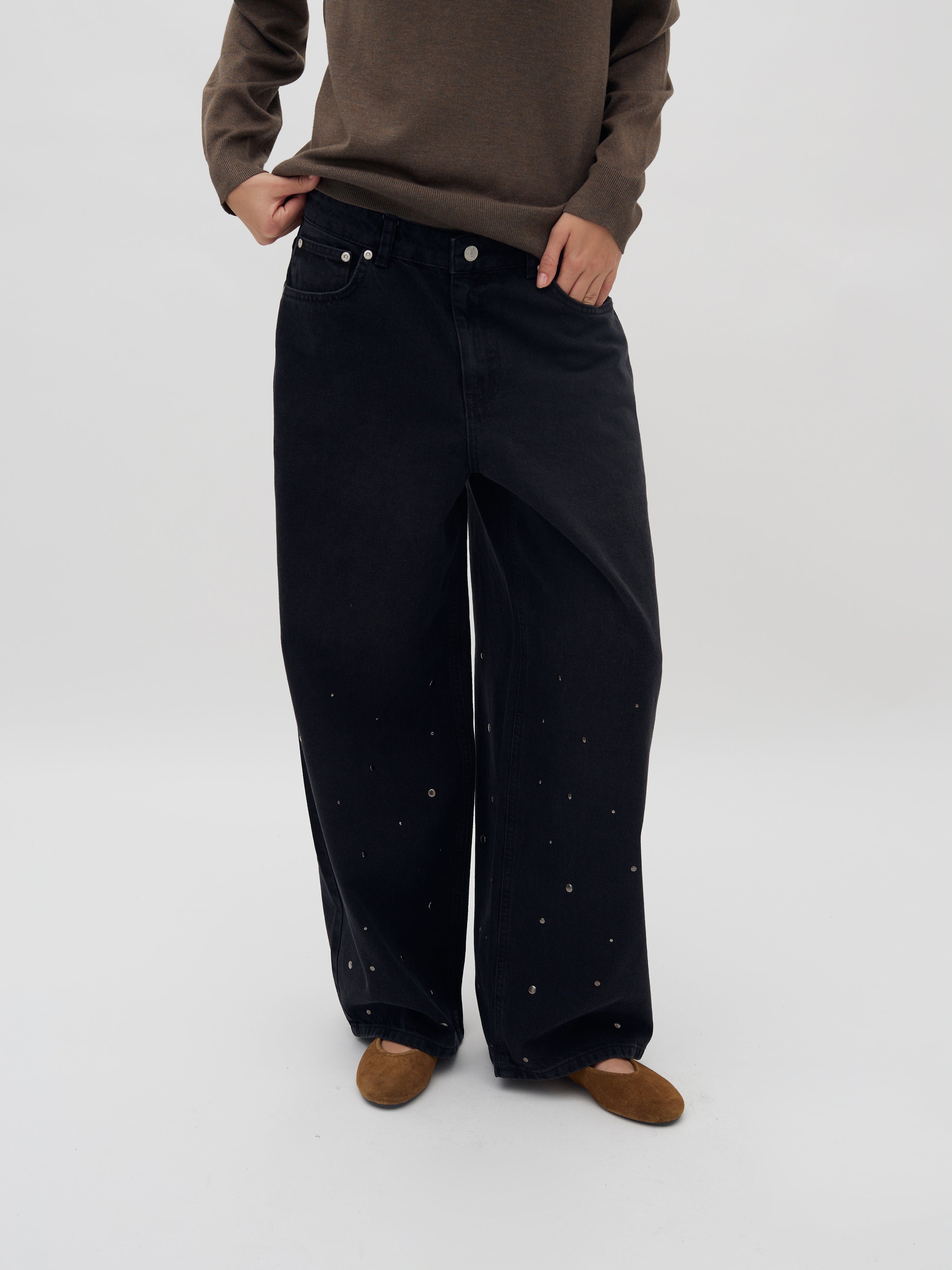 Gina-M_Dark Grey Wash_Model_1