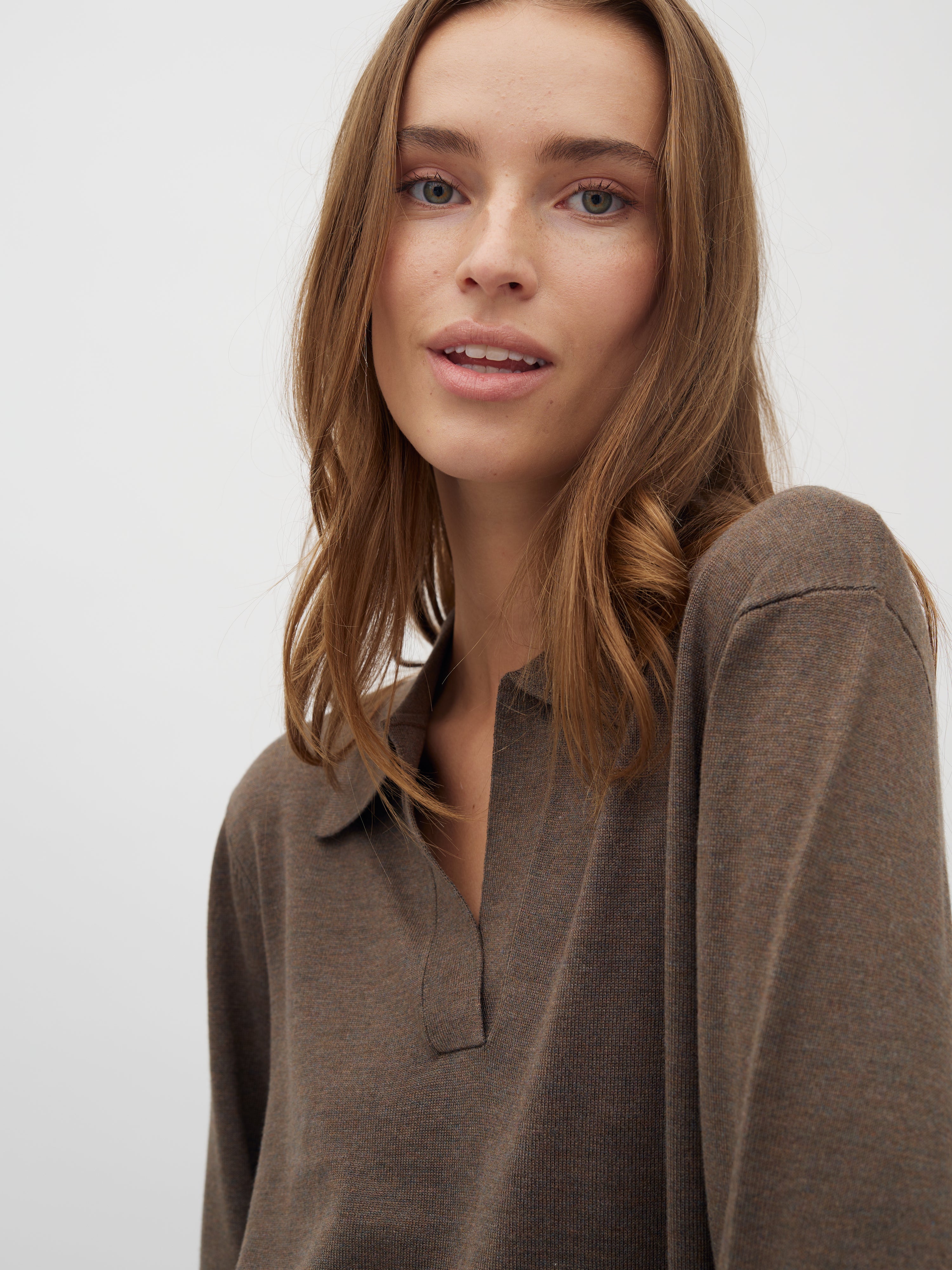 Sika-M_Dark Brown Melange_Model_1