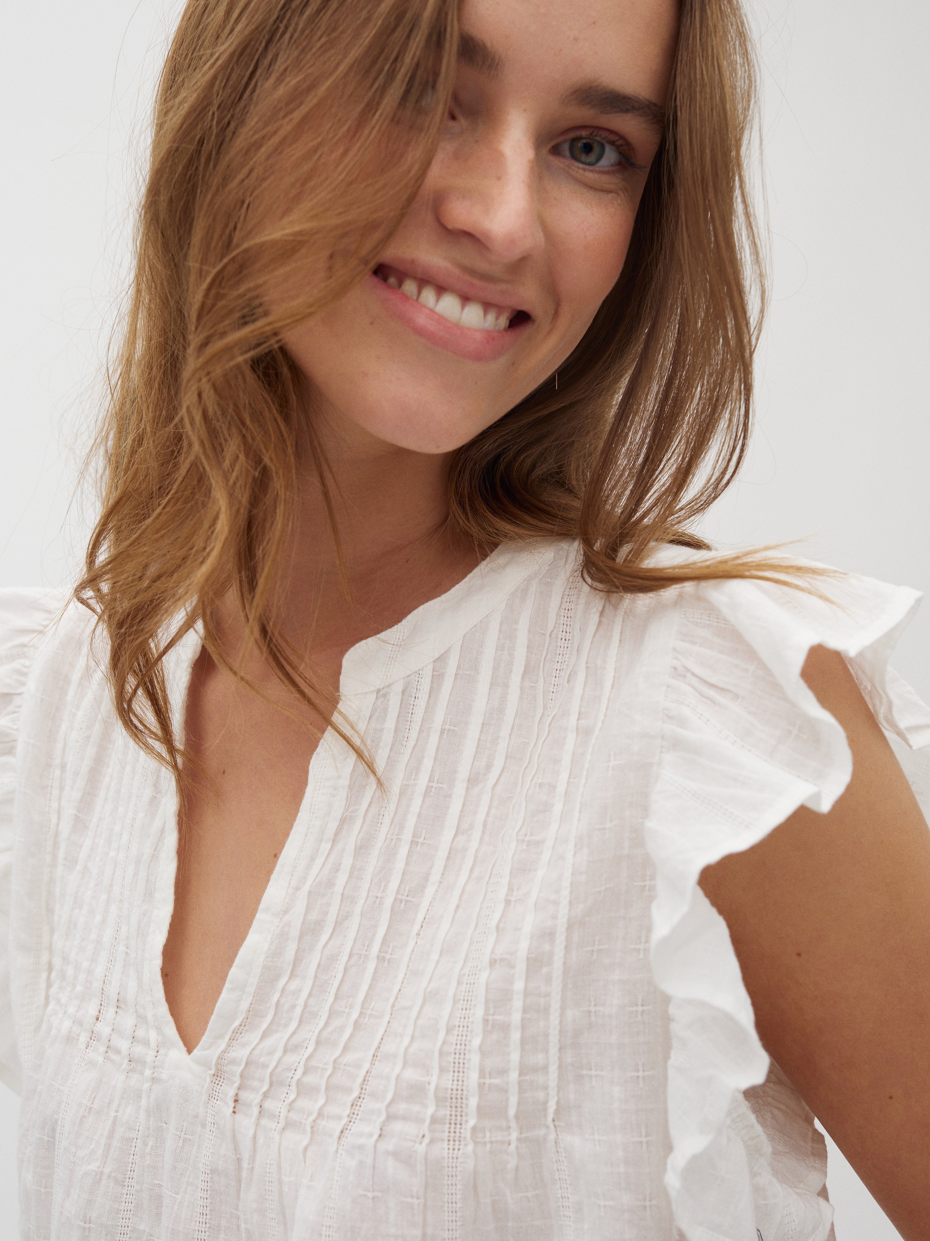 Gemala-M_White_Model_1