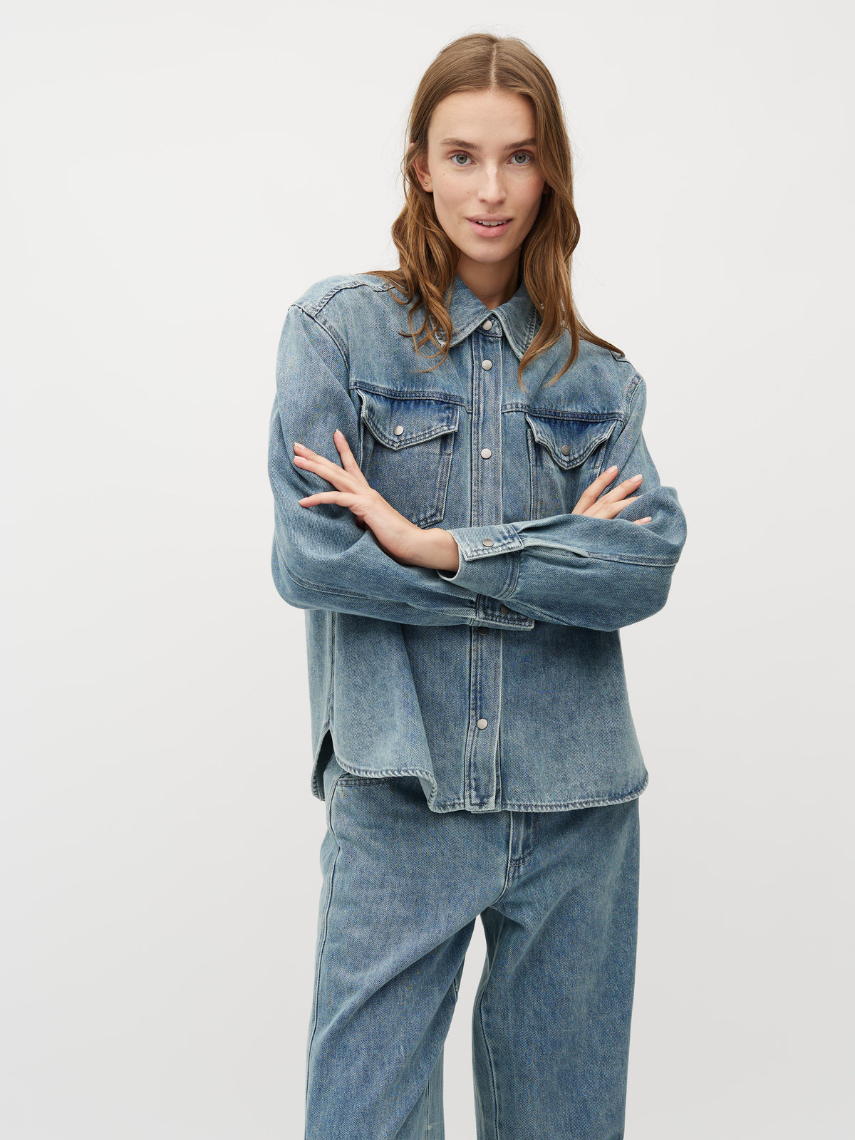 Kikki-M_Blue Soft Wash_Model_0