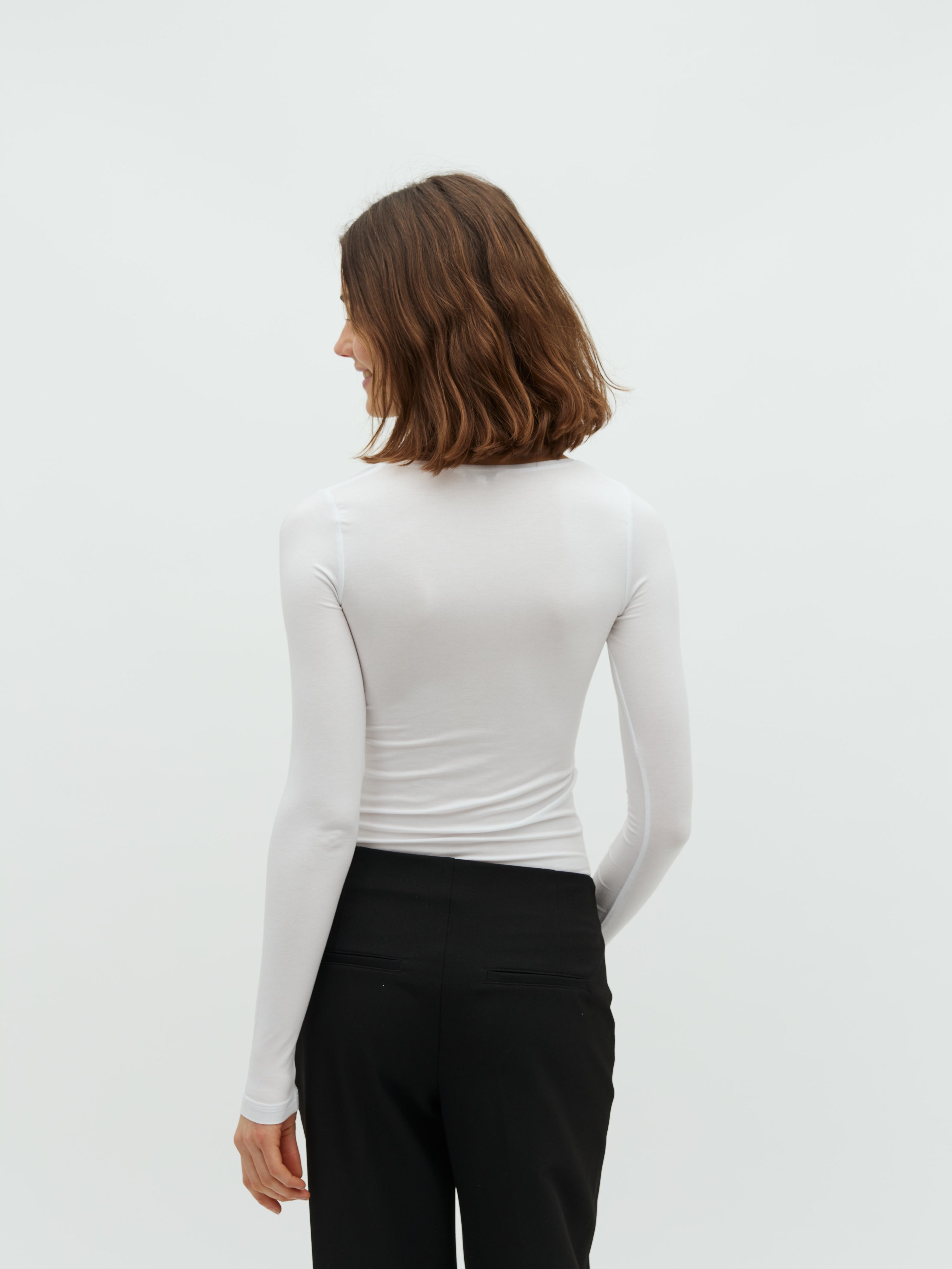 Anna_Optical White_Model_2