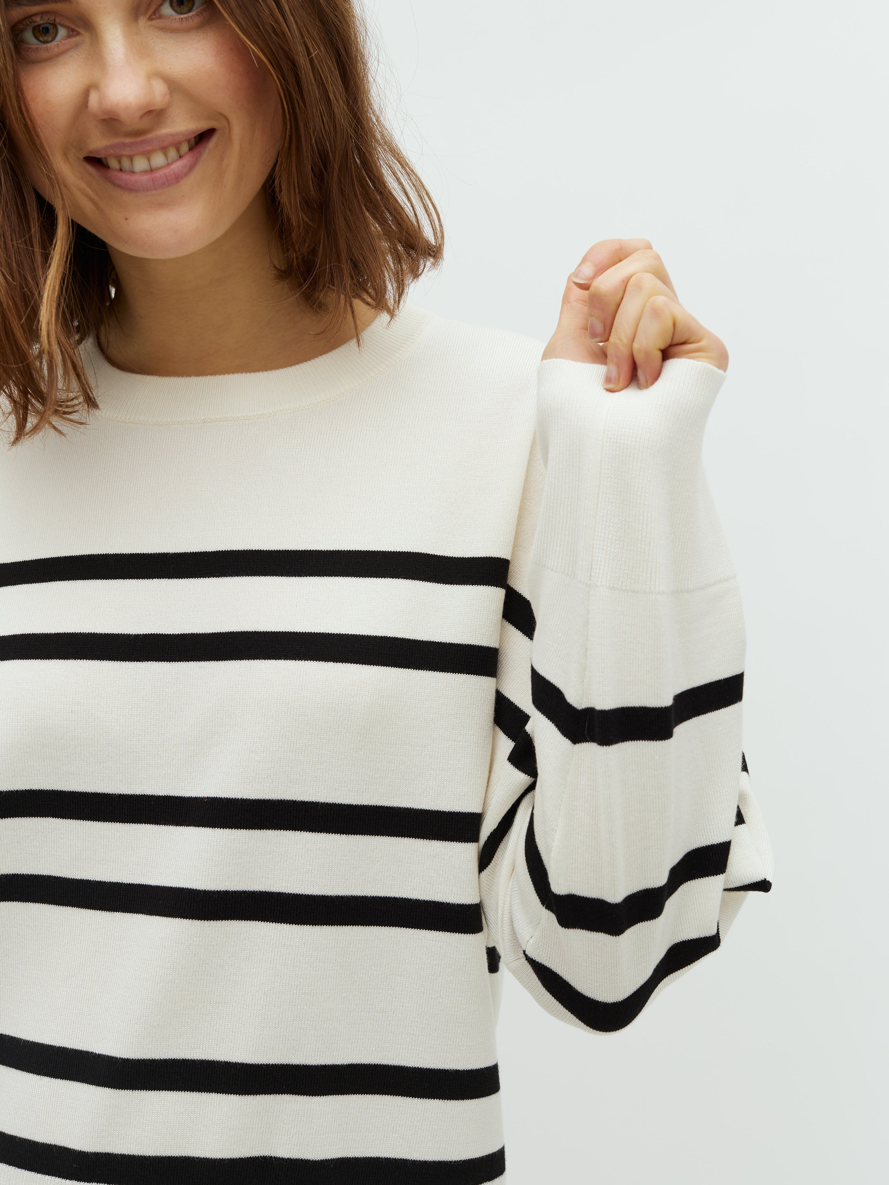 Gillian-M_Sugar Black Stripe_Model_1