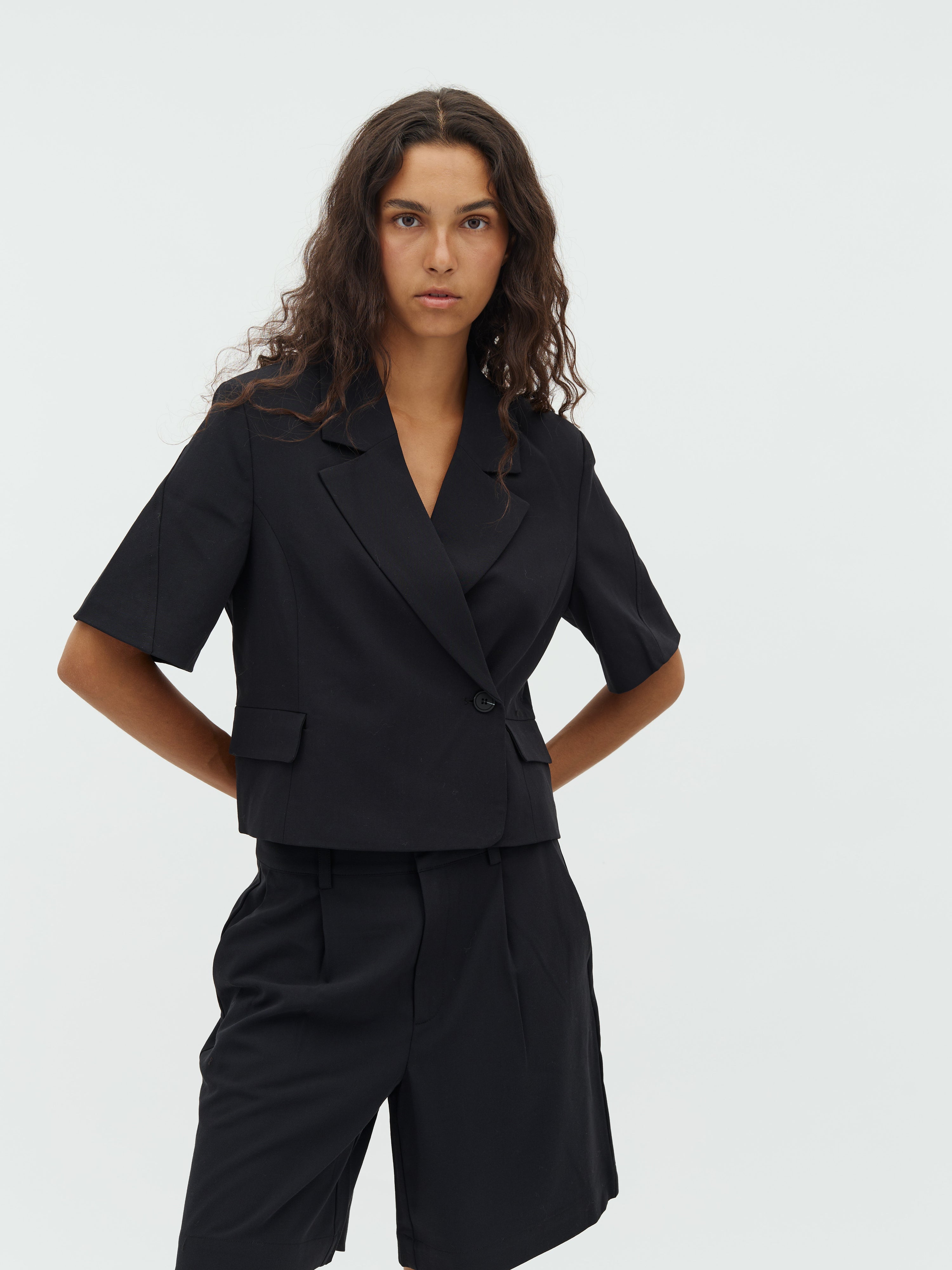 Robina-M_Black_Model_0