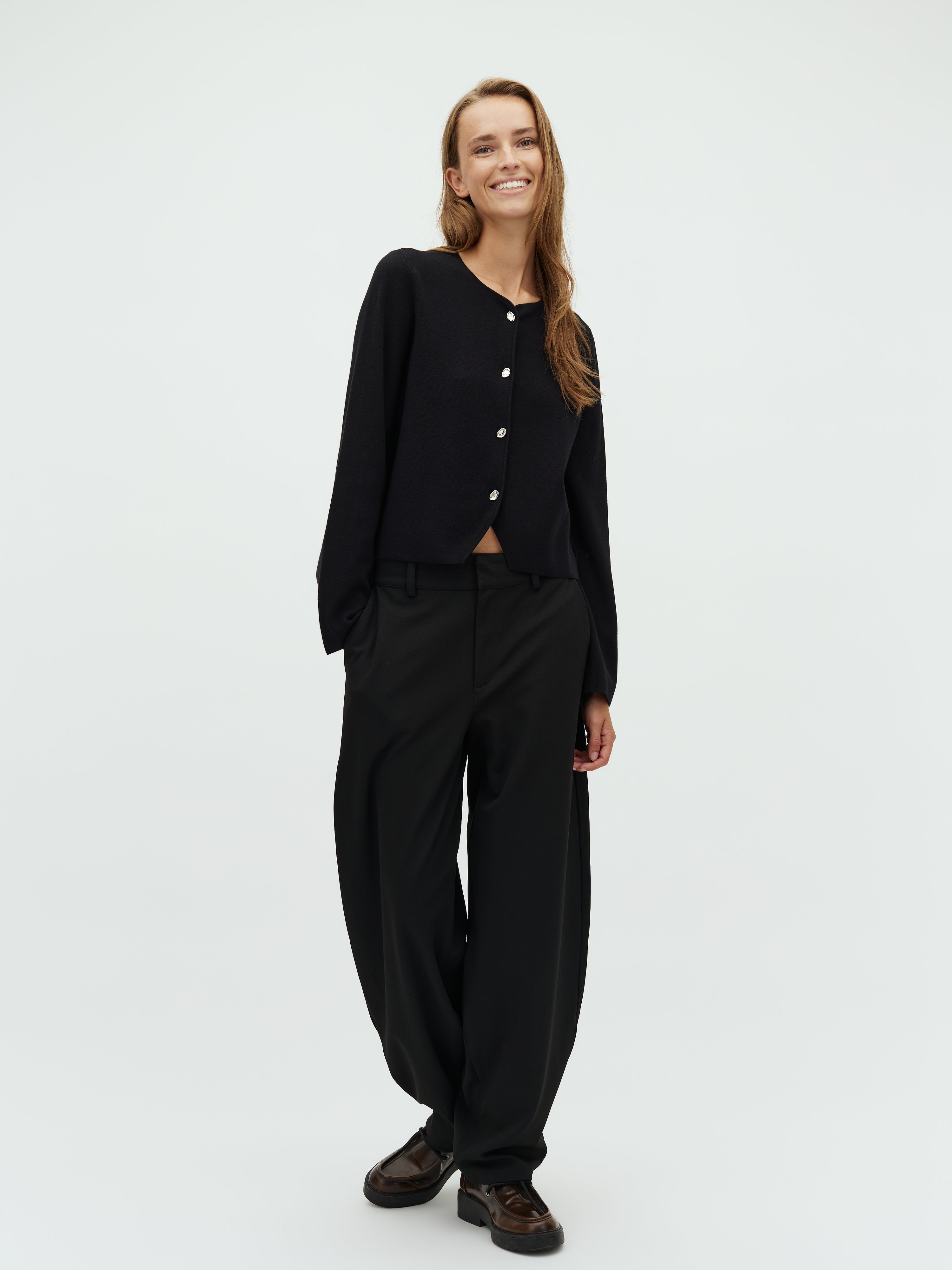 Salina-M_Black_Model_2